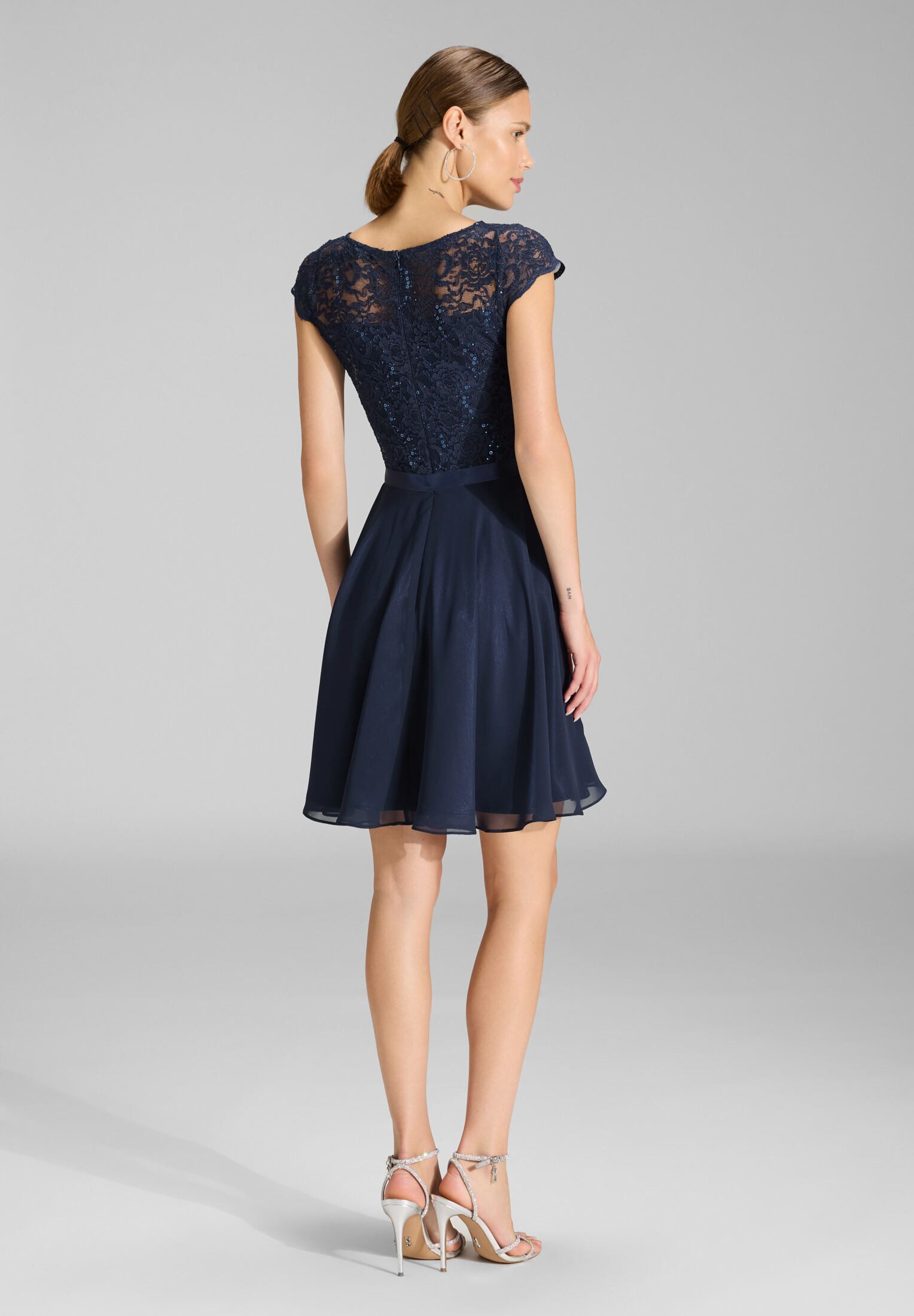 SWING Cocktailkleid Taillierte Passform mit ausgestelltem Rockteil