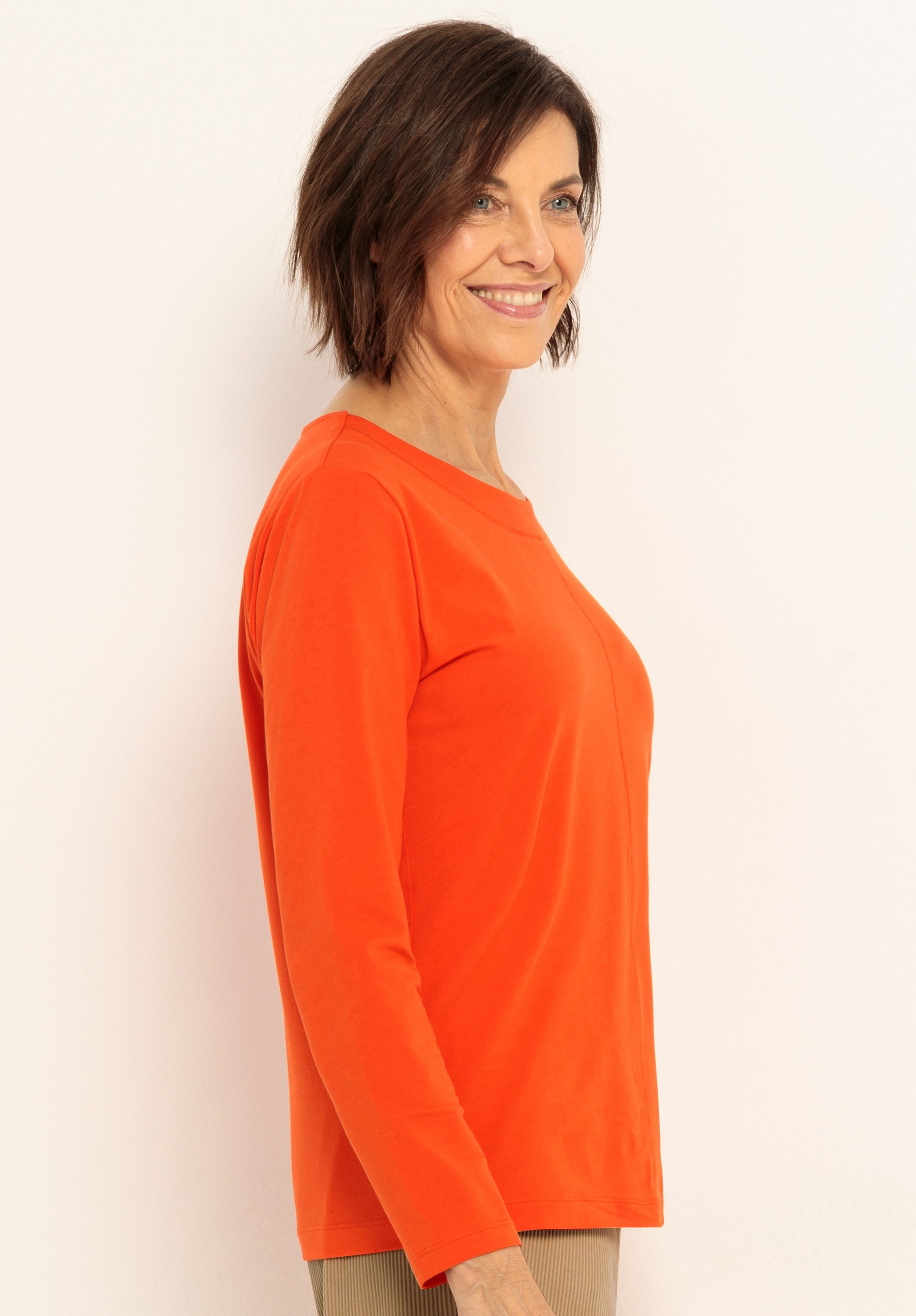 bianca Rundhalsshirt DAMI aus softer Jersey-Qualität in Trendfarbe – Bild 4 von 5