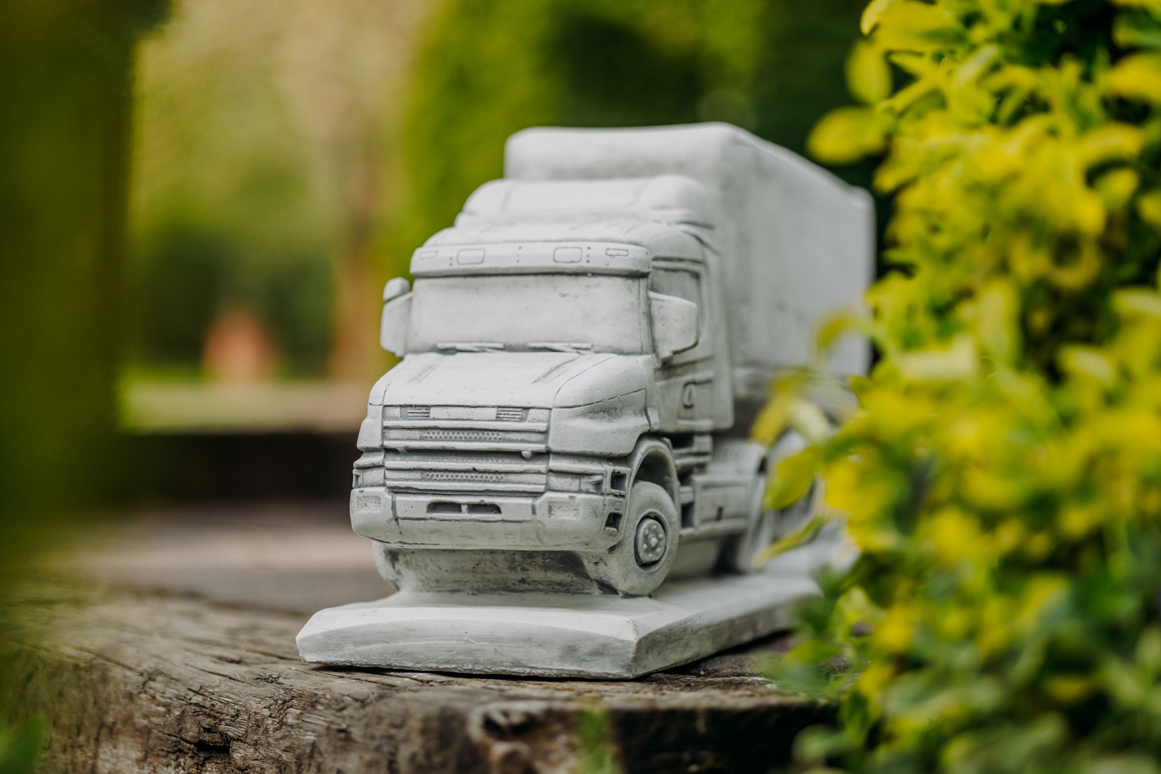 gartendekoparadies.de Gartenfigur Steinfigur Truck LKW-Zugmaschine für Garten, H. 29 cm, 24 kg, Frostsicher