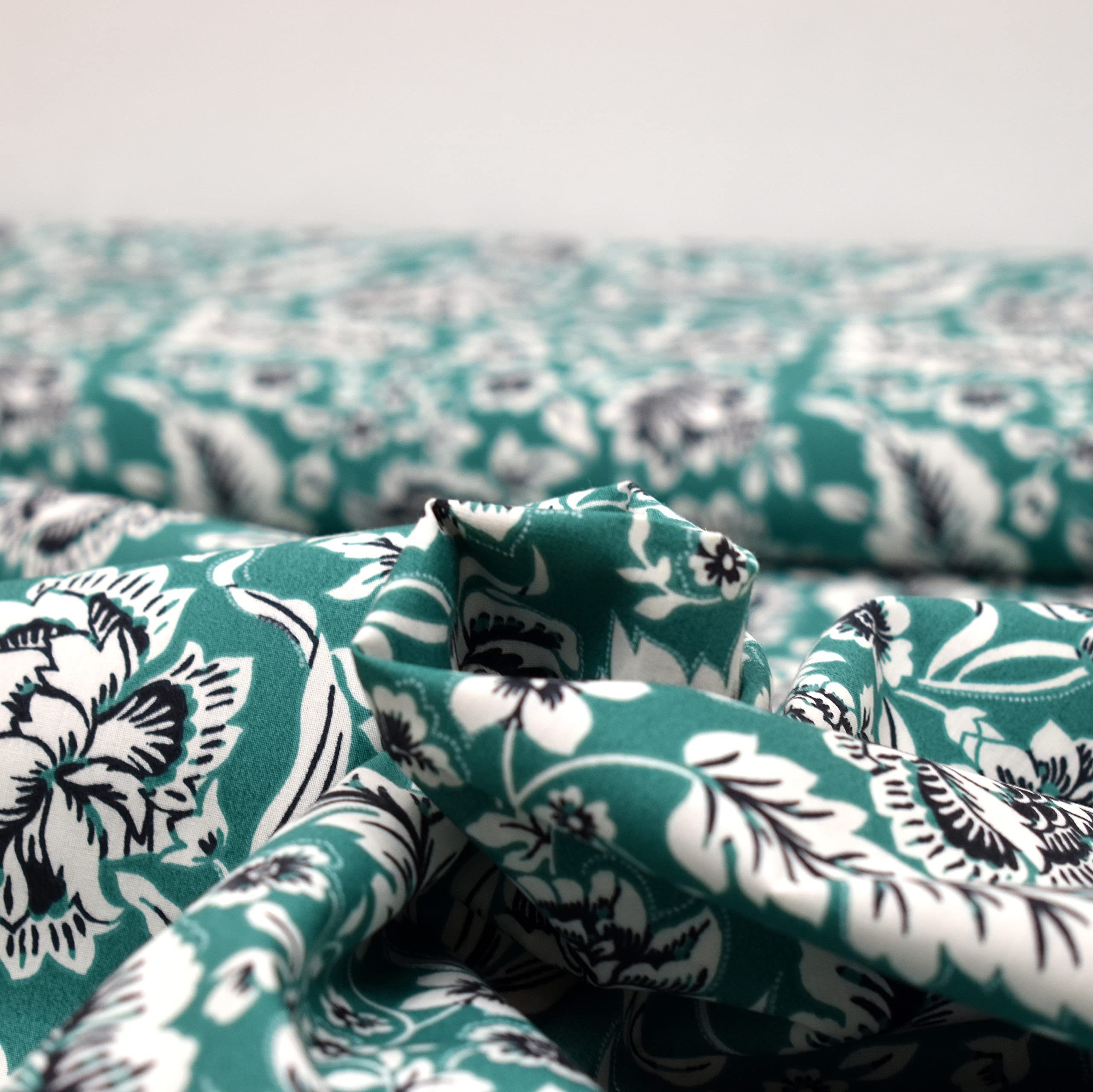 MAGAM-Stoffe Stoff Blumen, Baumwollstoff aus Frankreich OEKO-TEX Meterware ab 50cm