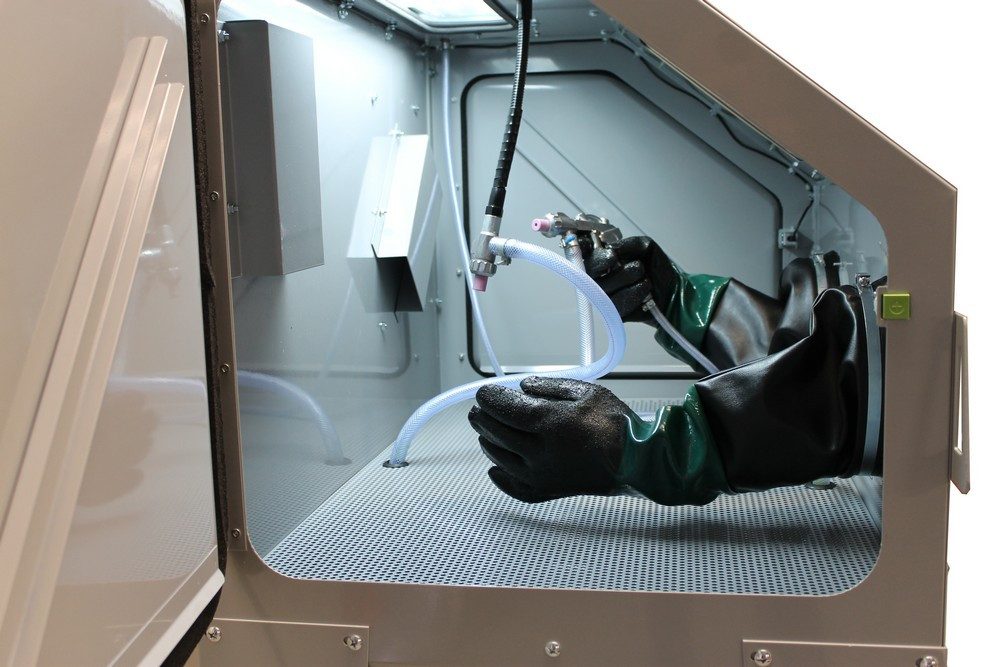 DeTec. Sandstrahlkabine 350l mit Fußpedal und 2 Seitentüren 350 Liter mit Beleuchtung, 350,00 l, max. 8 bar