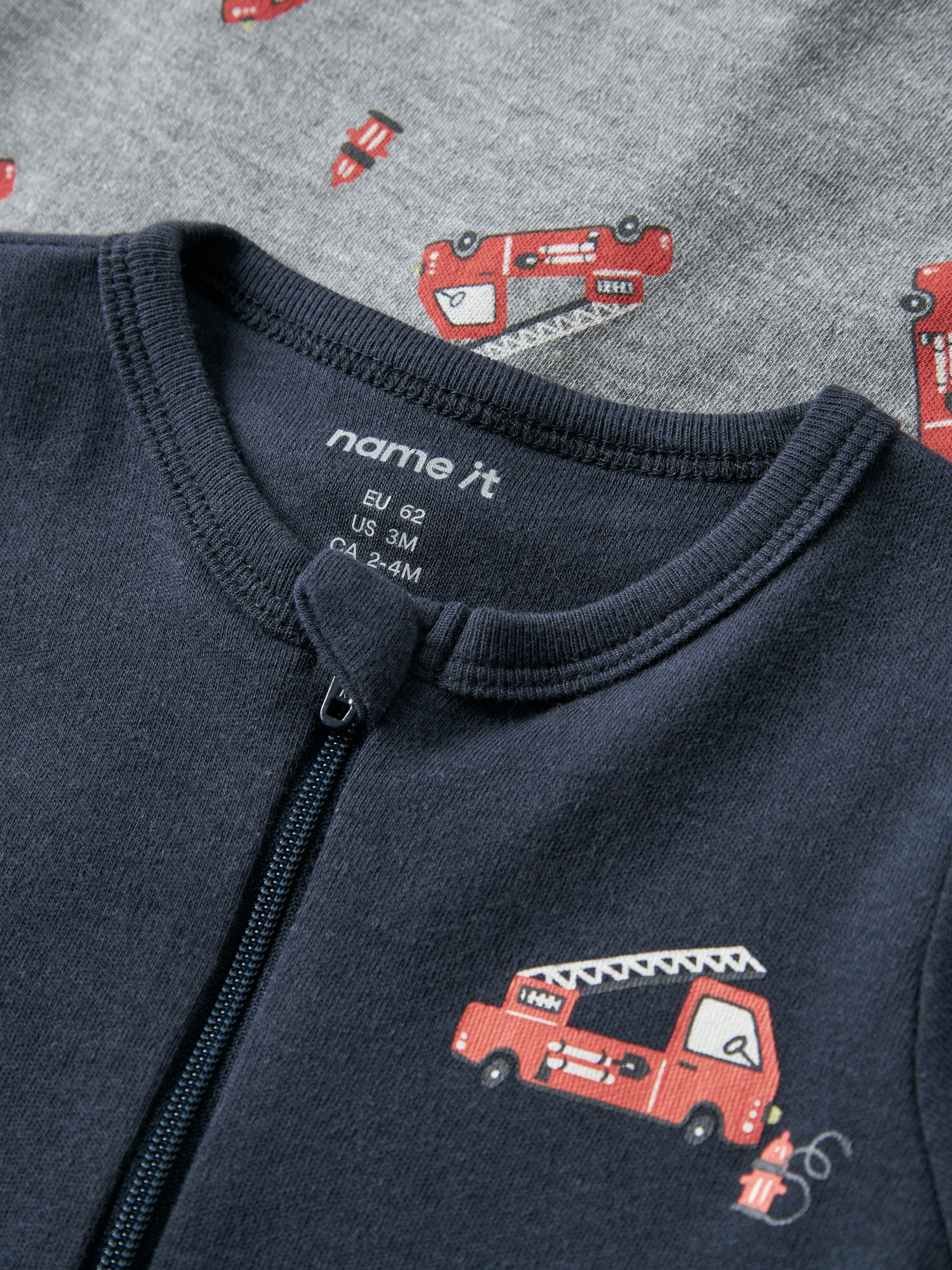 Name It Schlafanzug NBMNIGHTSUIT 2P ZIP FF FIRETRUCK NOOS (Packung, 2 tlg) aus Baumwolle, bequeme Passform, mit Reißverschluss und Kinnschutz