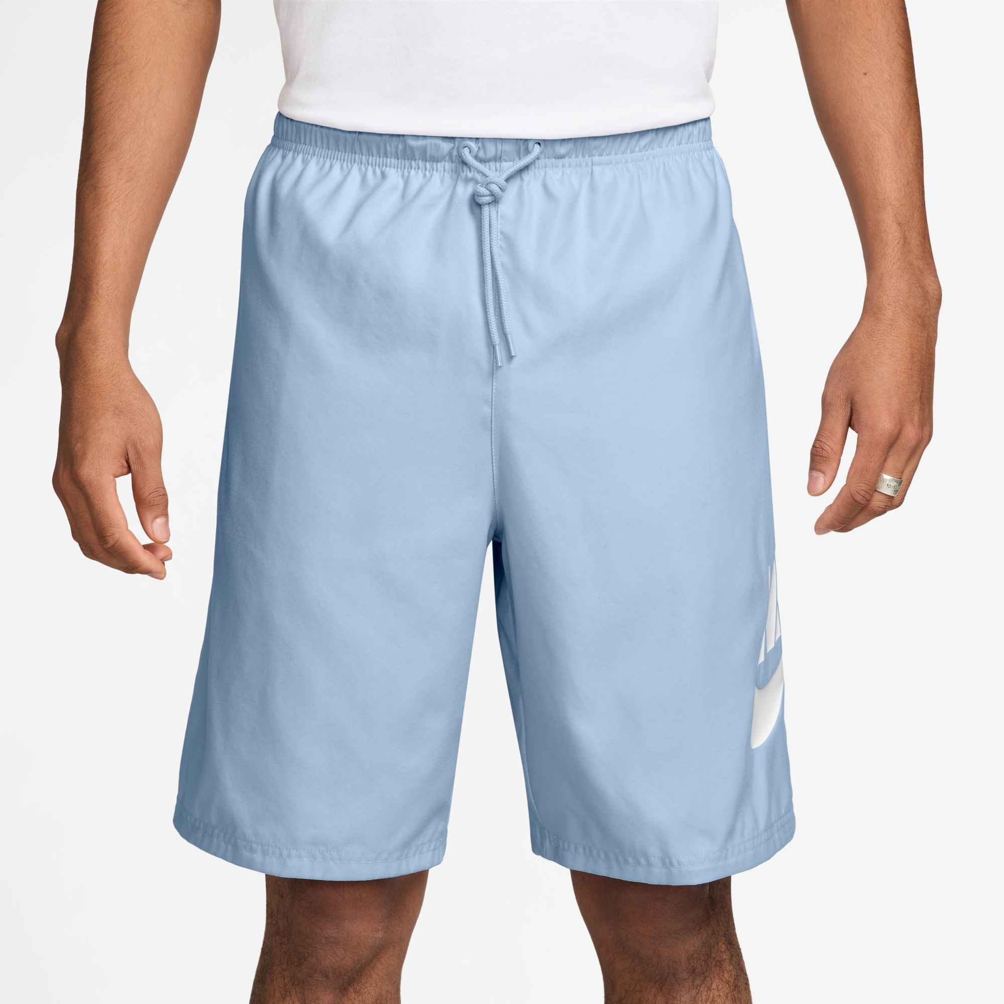 Nike Sportswear Shorts M NK CLUB SHORT WVN lockerer Schnitt an Gesäß und Oberschenkeln
