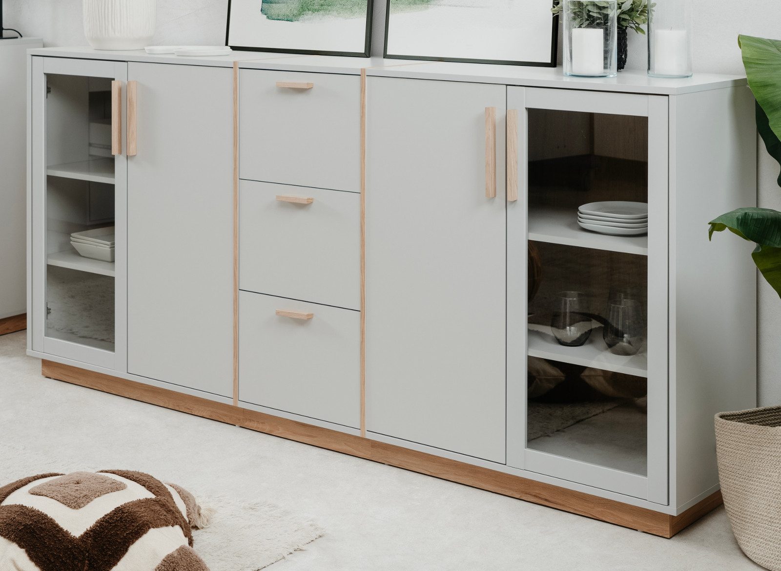 Furn.Design Sideboard Hanno (in grau und Hickory Walnuss, 204 x 94 cm), mit Glas-Türen
