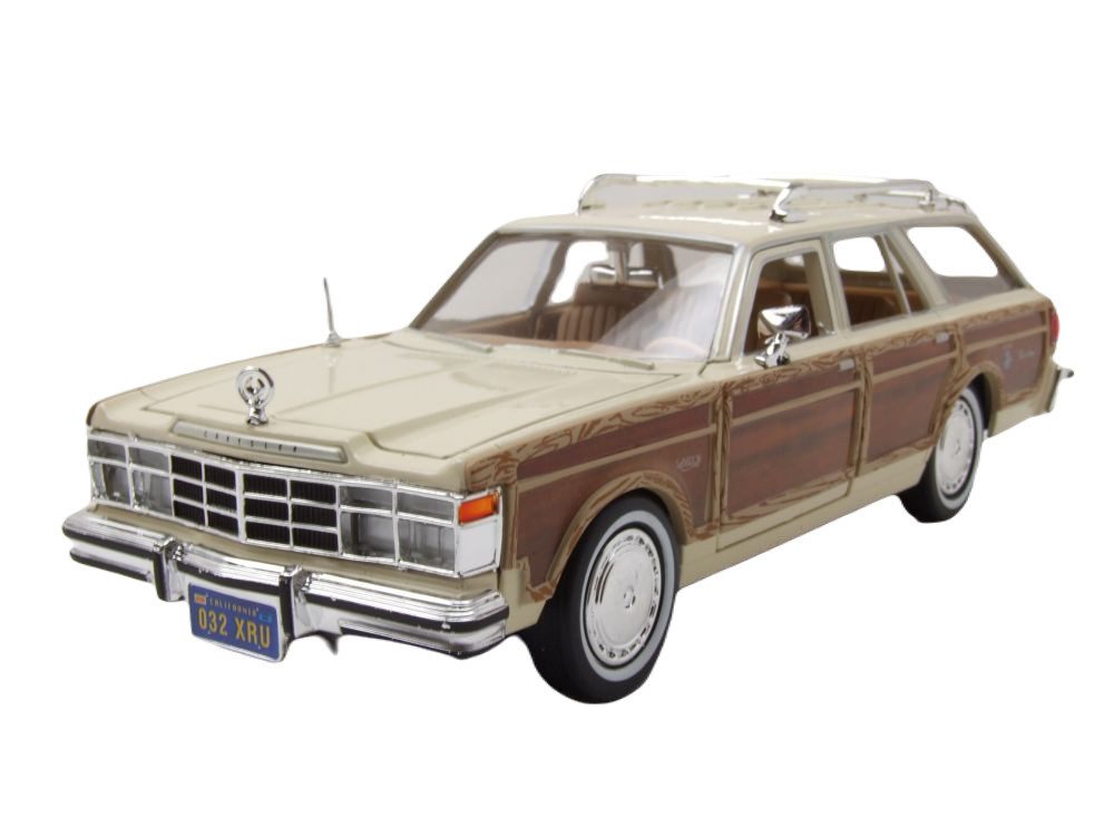 Motormax Modellauto Chrysler Le Baron Town & Country Wagon 1979 beige braun, Maßstab 1:24