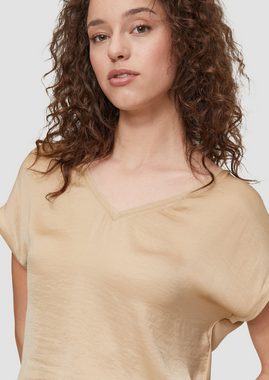 QS Kurzarmshirt Fabricmix-Shirt im Loose Fit mit V-Ausschnitt Label-Patch