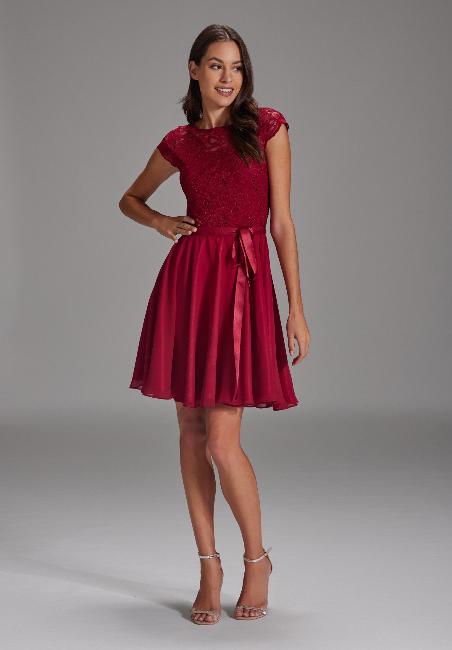 SWING Cocktailkleid Taillierte Passform mit ausgestelltem Rockteil
