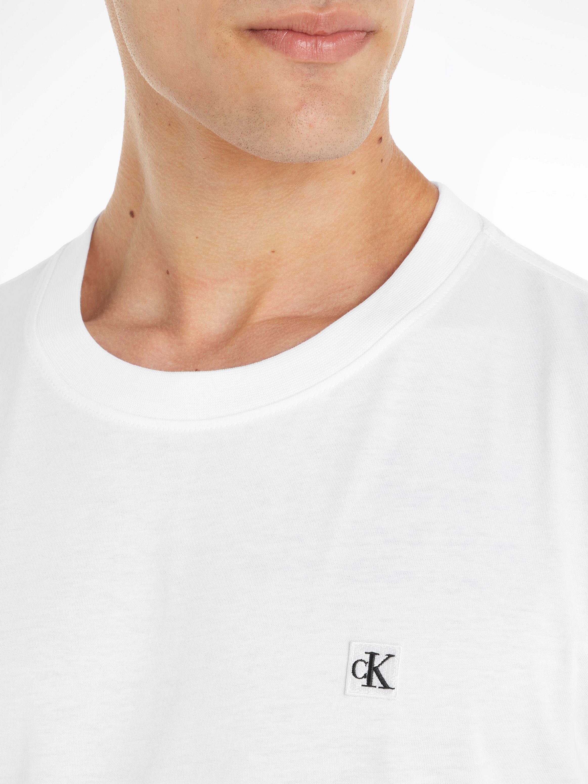 Calvin Klein EMBRO T-Shirt CK TEE White mit Jeans BADGE Logopatch Bright