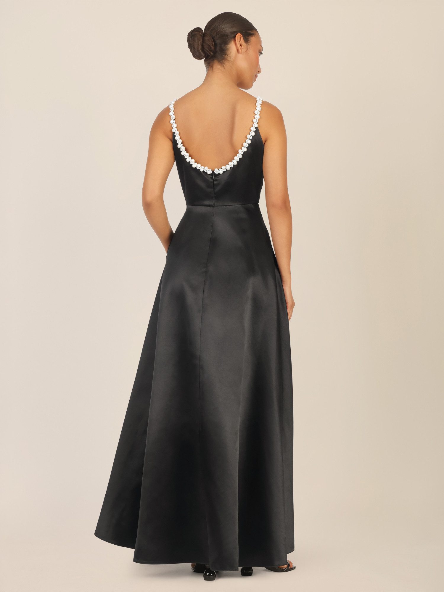 Apart Abendkleid mit Perlenbesatz am Ausschnitt