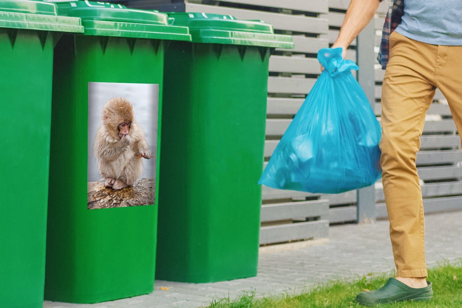 MuchoWow Wandsticker Baby-Affe im Schnee Container, - St), Mülltonne, Abfalbehälter (1 Mülleimer-aufkleber, Kinder - - Sticker, Mädchen Jungen