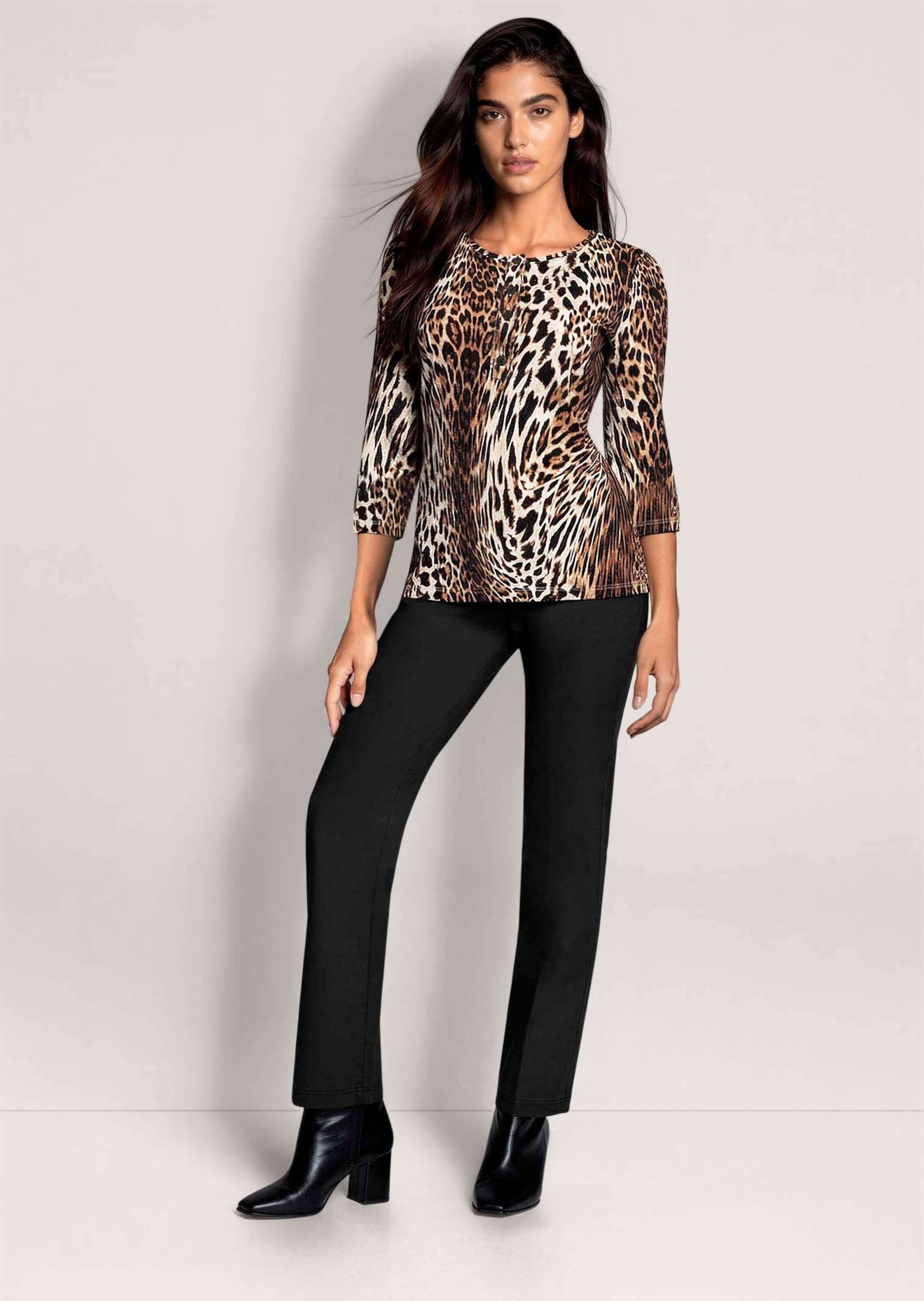 MADELEINE 3/4-Arm-Shirt Shirt mit Leo-Druck und 3/4-Arm Taillierter Schnitt, Rundhals & Knopfleiste
