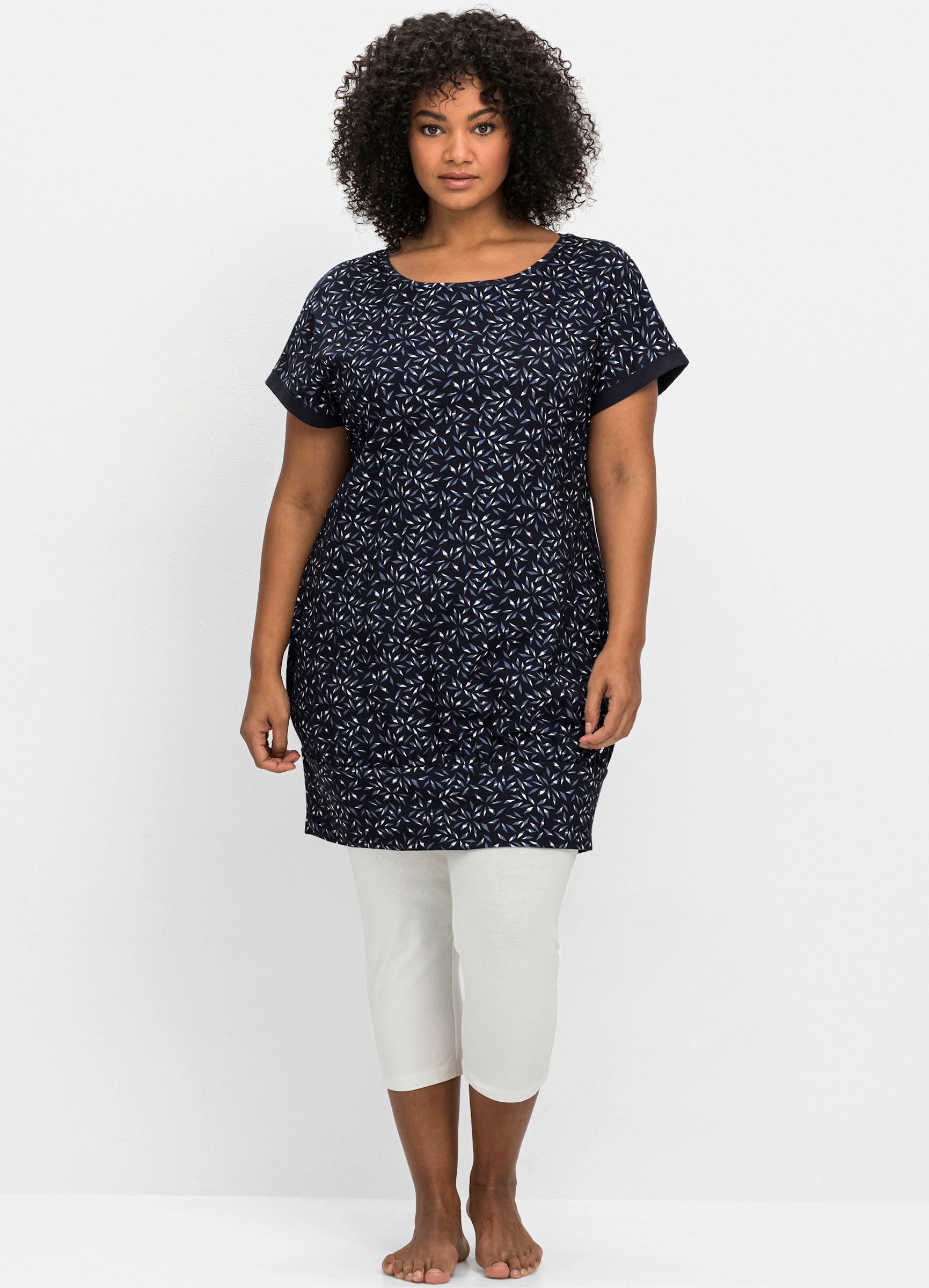 Sheego T-Shirt Freizeitkleid . mit Alloverdruck und breitem Saum günstig online kaufen