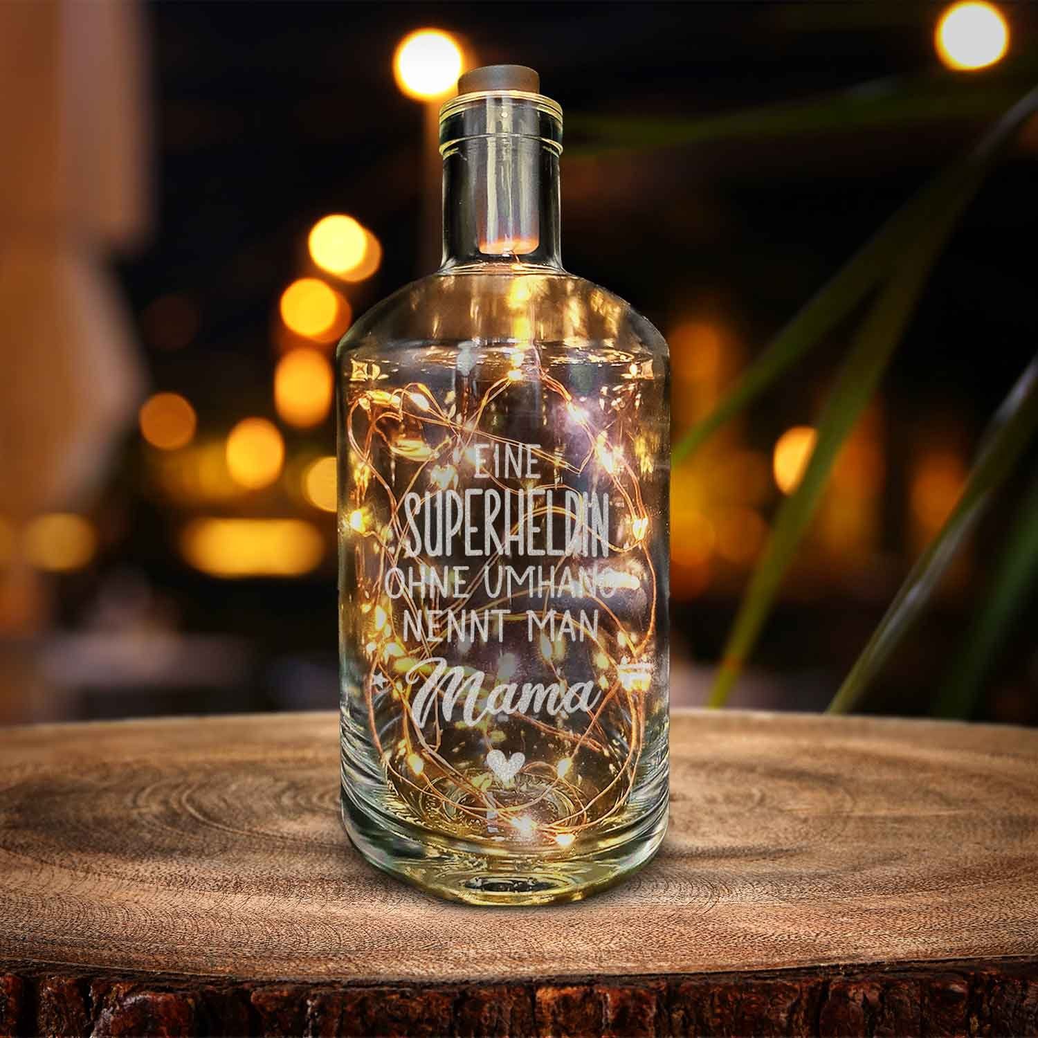 GRAVURZEILE Lichterkette Flasche mit Gravur - Superheldin Mama Design, 20 LEDs Lichterkette mit Schalter am Korken Drahtlichterkette