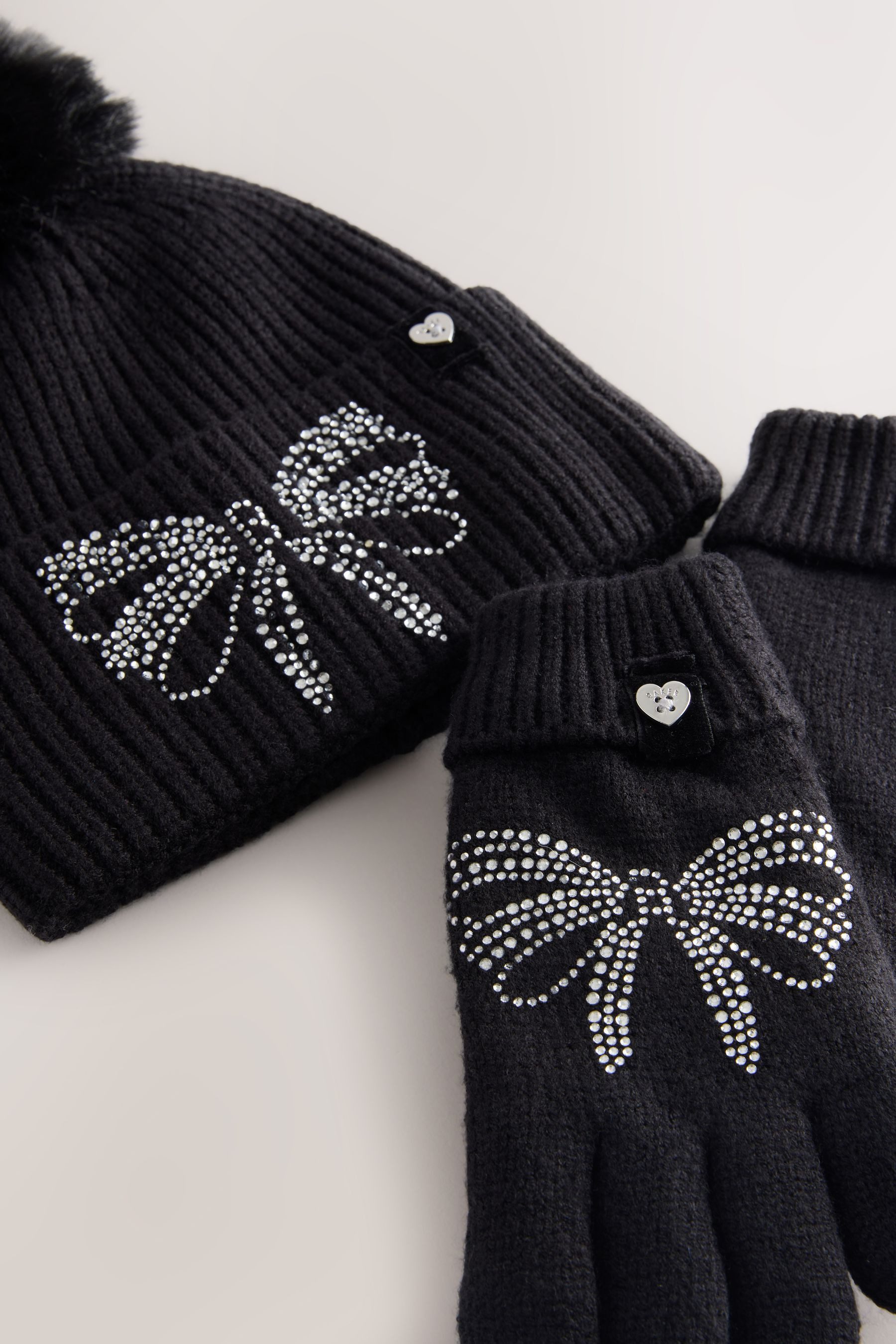 Baker by Ted Baker Bommelmütze Baker by Ted Baker Strass-Bommelmütze + Handschuhe (2-St)