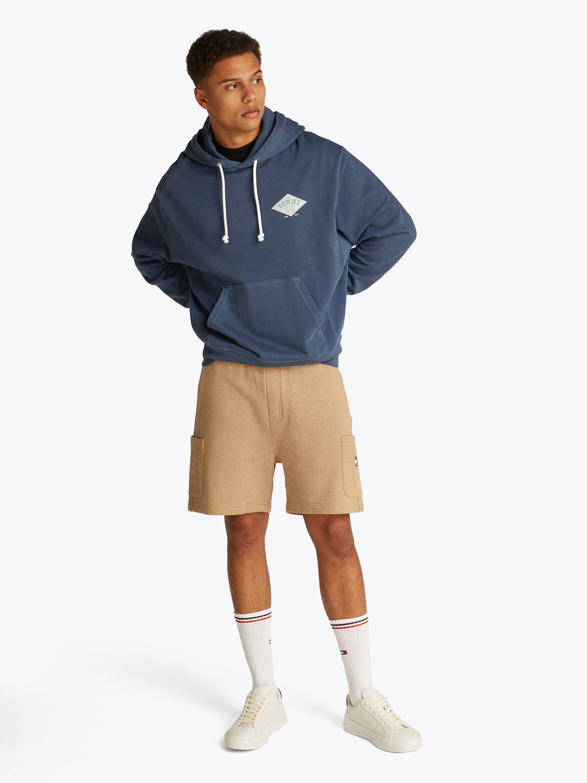 Tommy Jeans Kapuzensweatshirt TJM RLX VARSITY GRAPHICS HOODIE mit großem Rückenprint