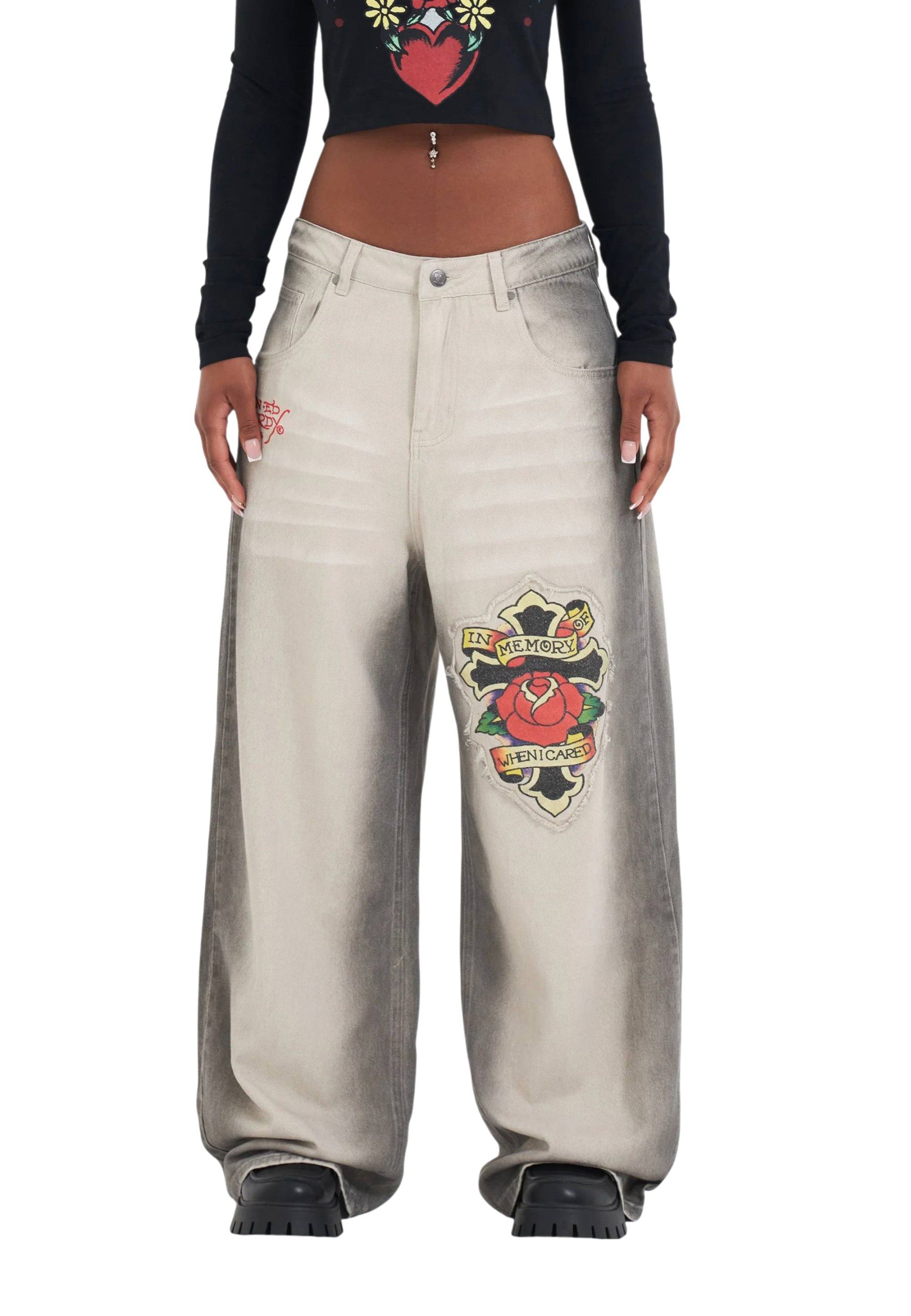 Ed Hardy Relax-fit-Jeans Jeans Ed Hardy Womens In Memory Applique Applikation aus Raw-Edge-Denim mit Kreuz- und Herz-Tattoo-Print