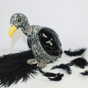 Tangoo Gartenfigur Tangoo Keramik-Geier stehend grau-braun-weiß schwarze Flügel, (Stück)