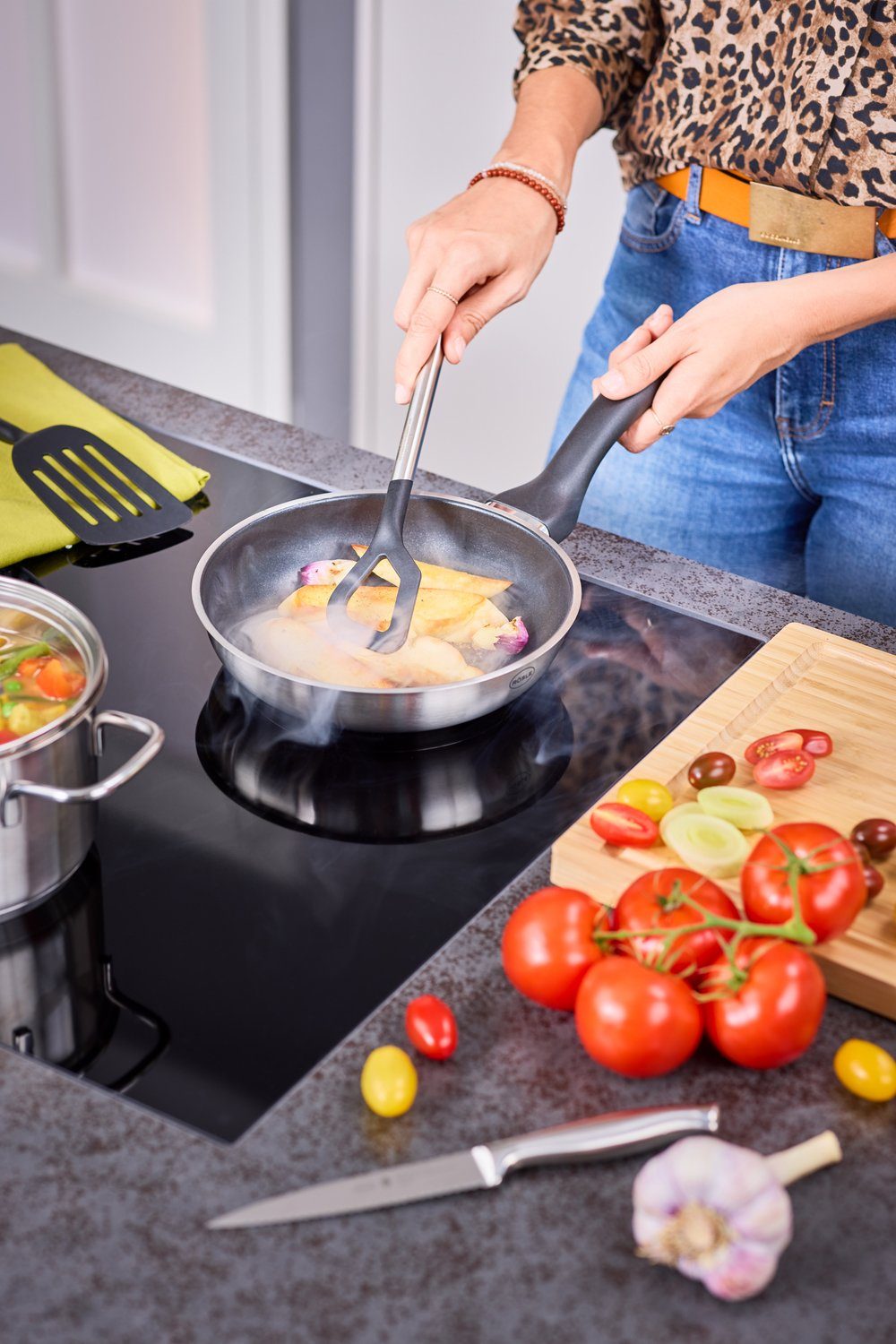 RÖSLE Bratpfanne mit Line, Edelstahl Induktion Schüttrand, Antihaftversiegelung ProPlex, 18/10, Basic