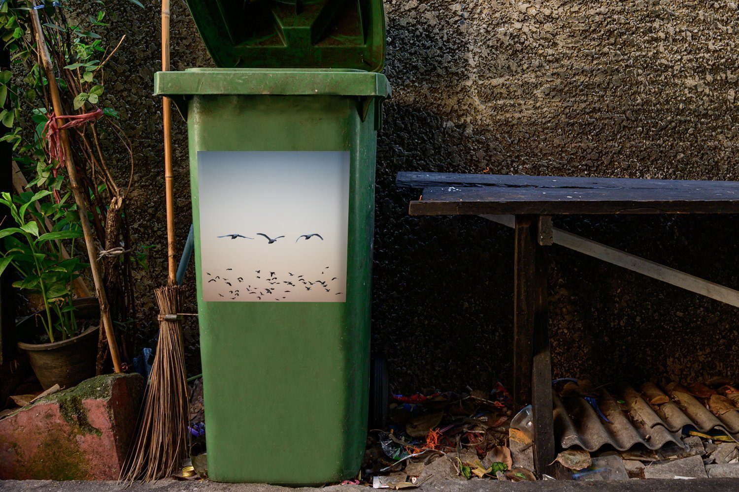 Container, Wandsticker Mülleimer-aufkleber, St), (1 Schwan - Abfalbehälter Vogel - Mülltonne, Sticker, MuchoWow Sonnenuntergang