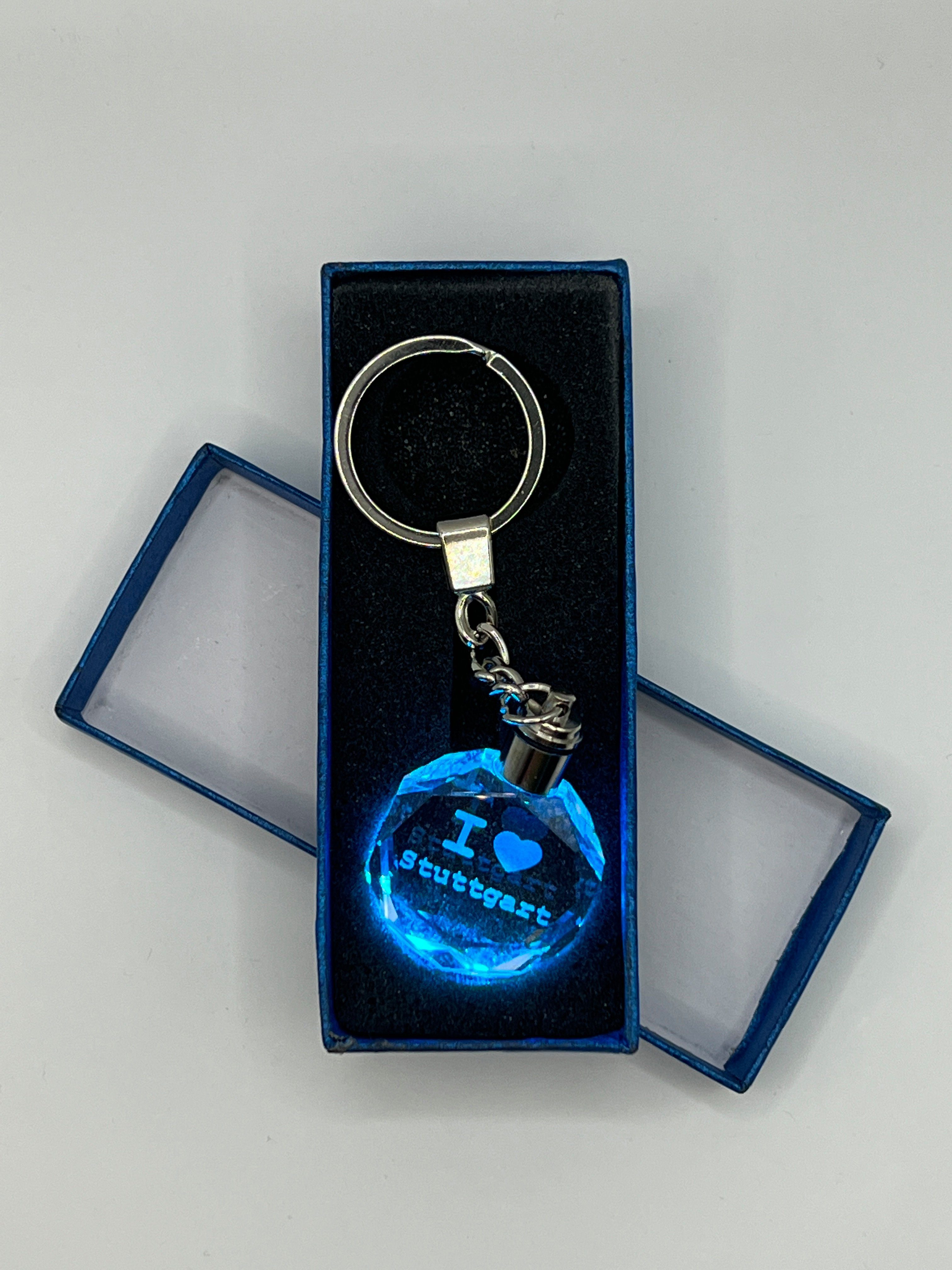Stelby Schlüsselanhänger I Love Stuttgart Schlüsselanhänger Multicolor LED mit Geschenkbox (Perfekt für Geburtstage und Weihnachten, Robustes Glasmaterial, leuc – Bild 2 von 3
