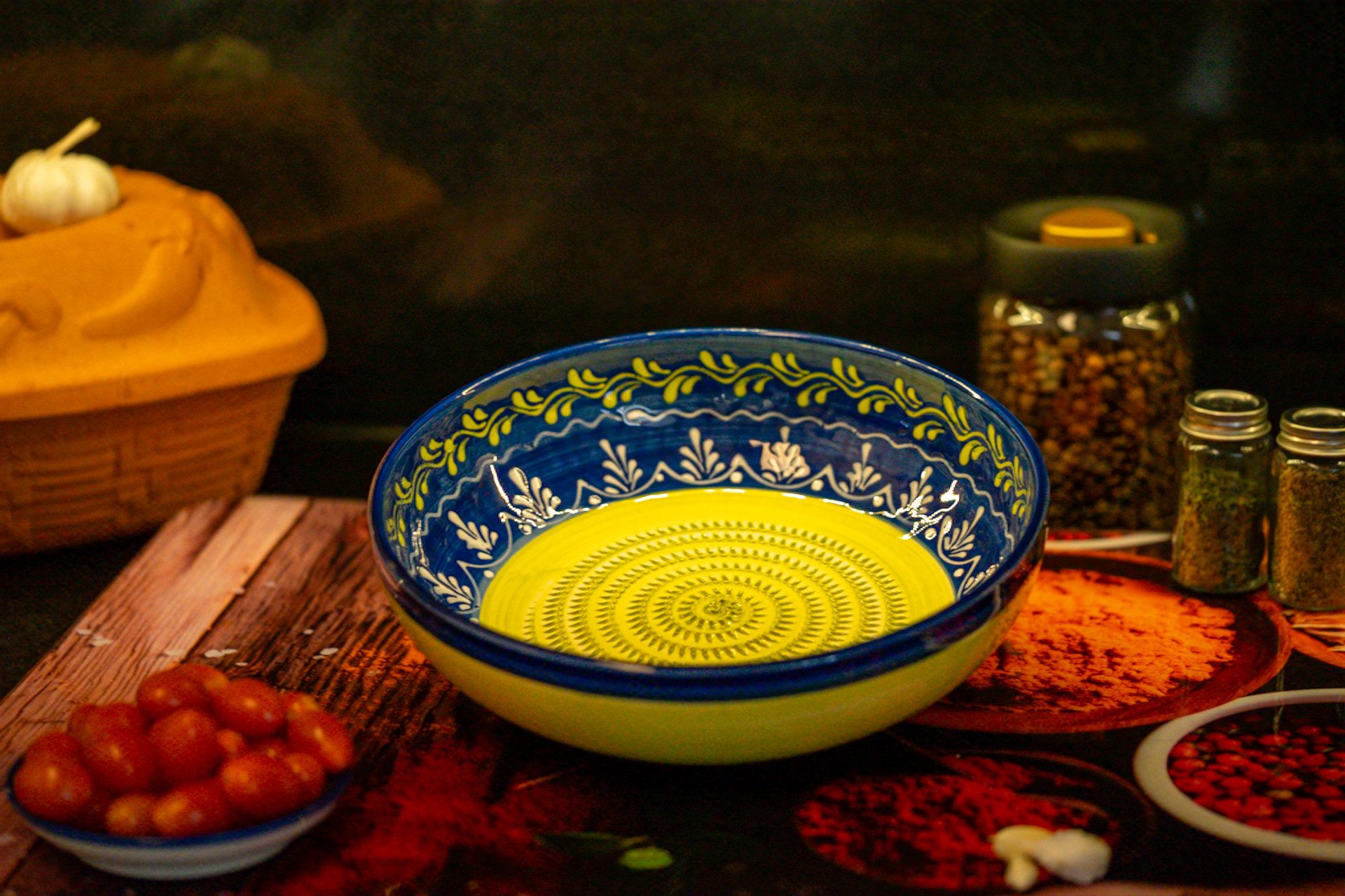 Kaladia Multireibe große Reibeschüssel in Blau mit grün-weißer Verzierung - 27x7 cm, Keramik, funktionale Küchenreibe für Saucen, Dips und mehr - Made in Spain