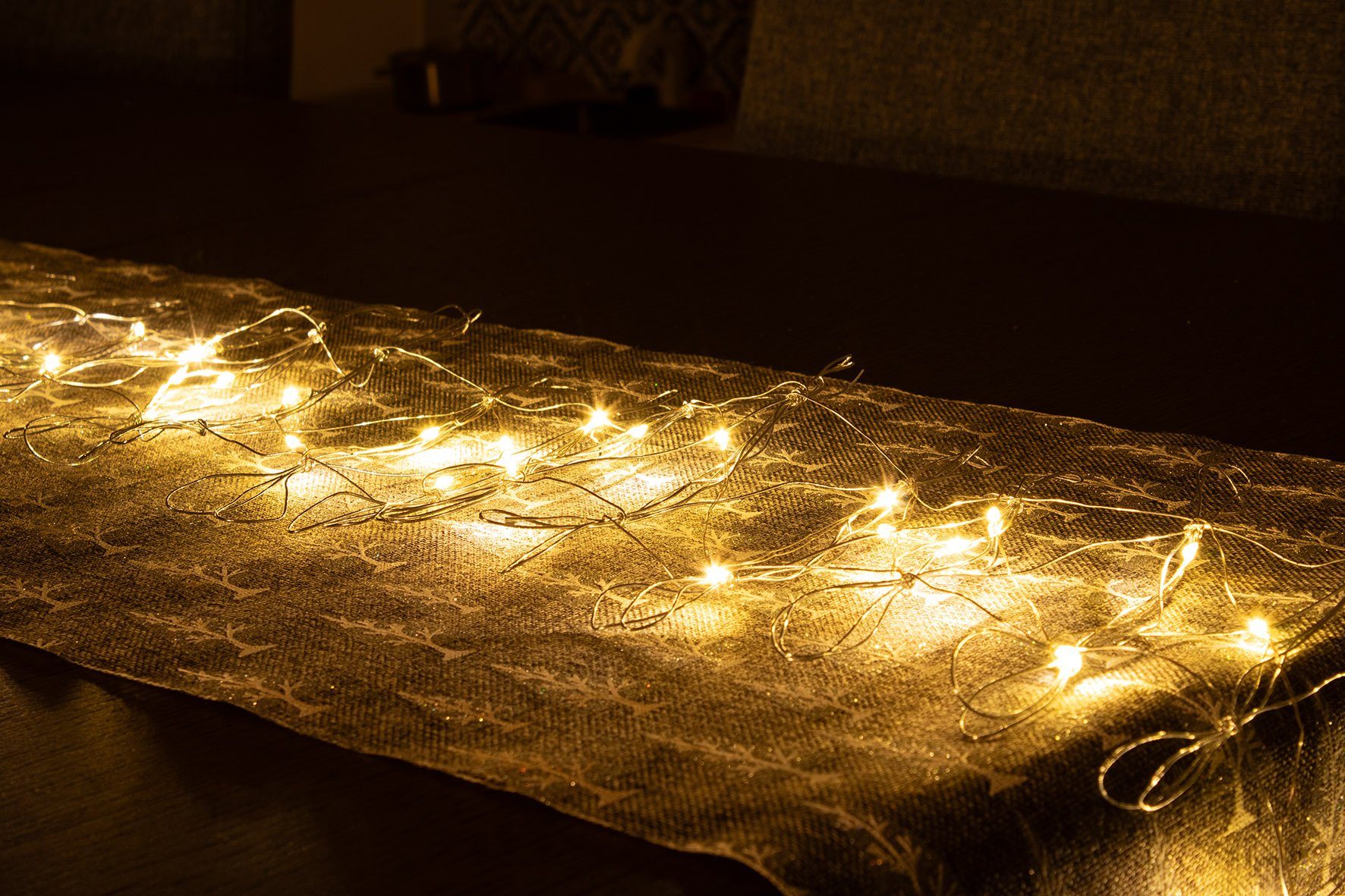Spetebo Tischläufer LED Tischläufer aus flexiblem Draht - 120 cm (Packung, 1 tlg), Tisch Deko Beleuchtung 50 LED Batterie betrieben