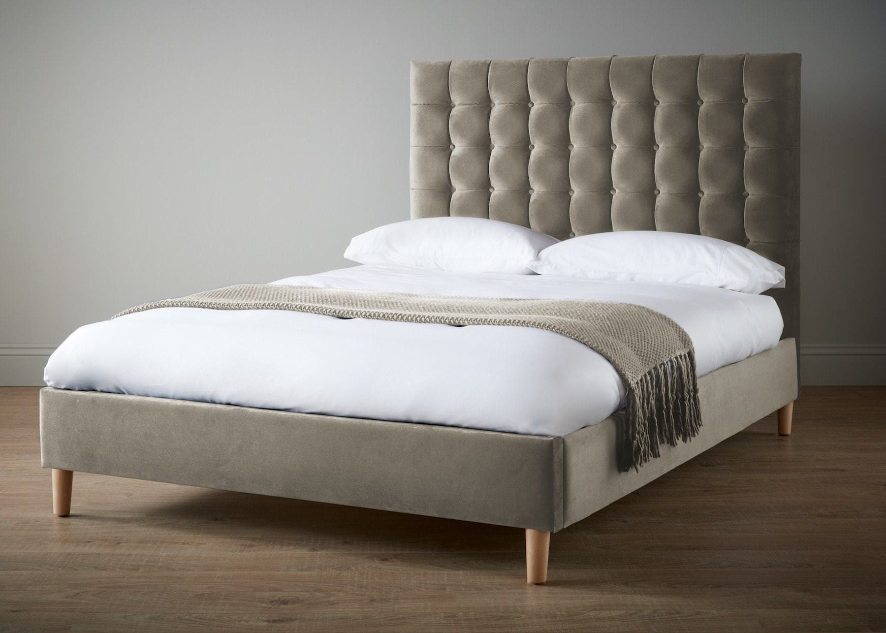 Polsterbett Luxuriöses graues Samt-Doppelbett im Chesterfield-Design