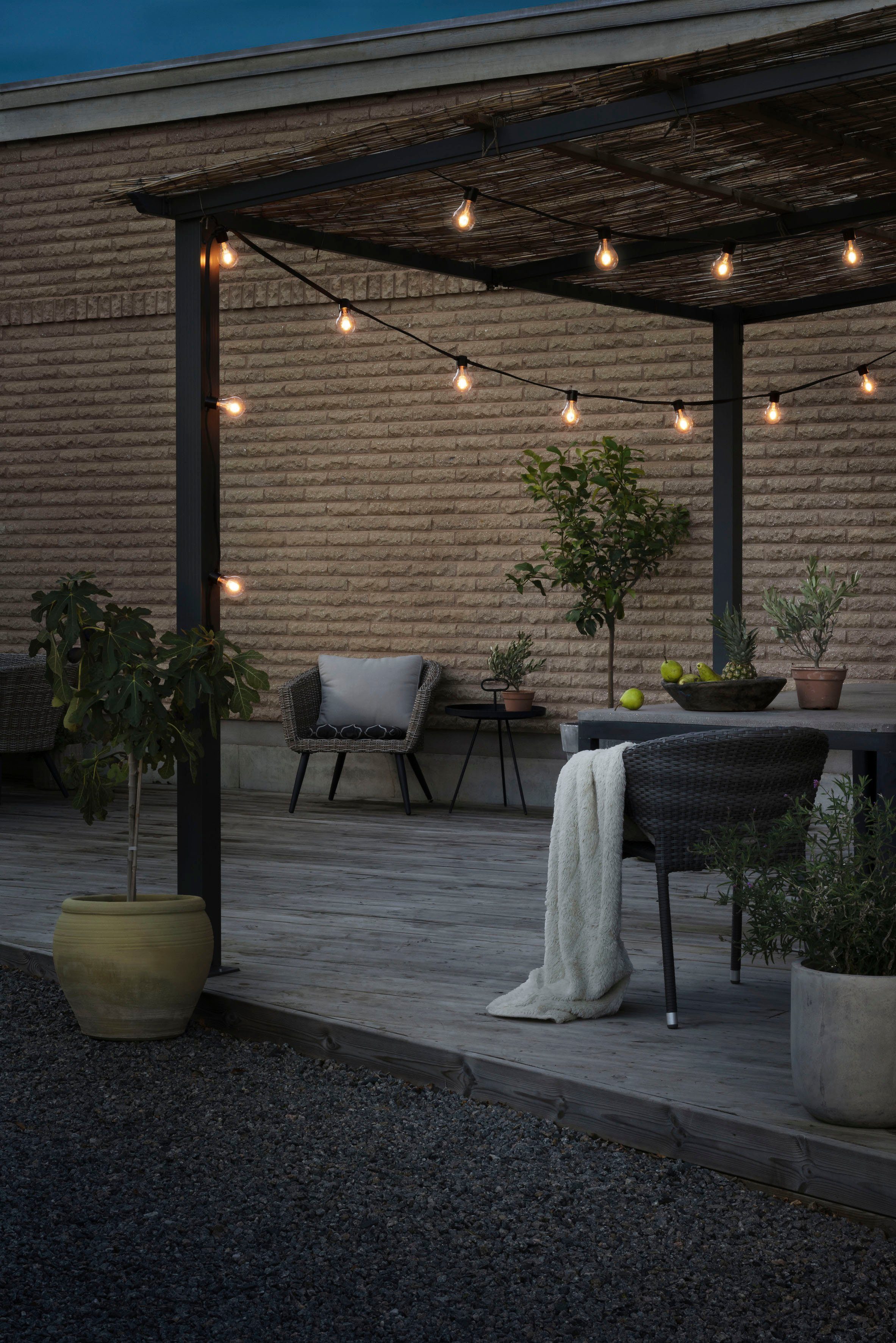 KONSTSMIDE LED-Lichterkette LED Solar Biergartenkette, 10 bernsteinfarbene Dioden, Timer, 10-flammig, Fernbedienbar Dimmbar, 8 Lichtfunktionen,  Solarbox über USB aufladbar