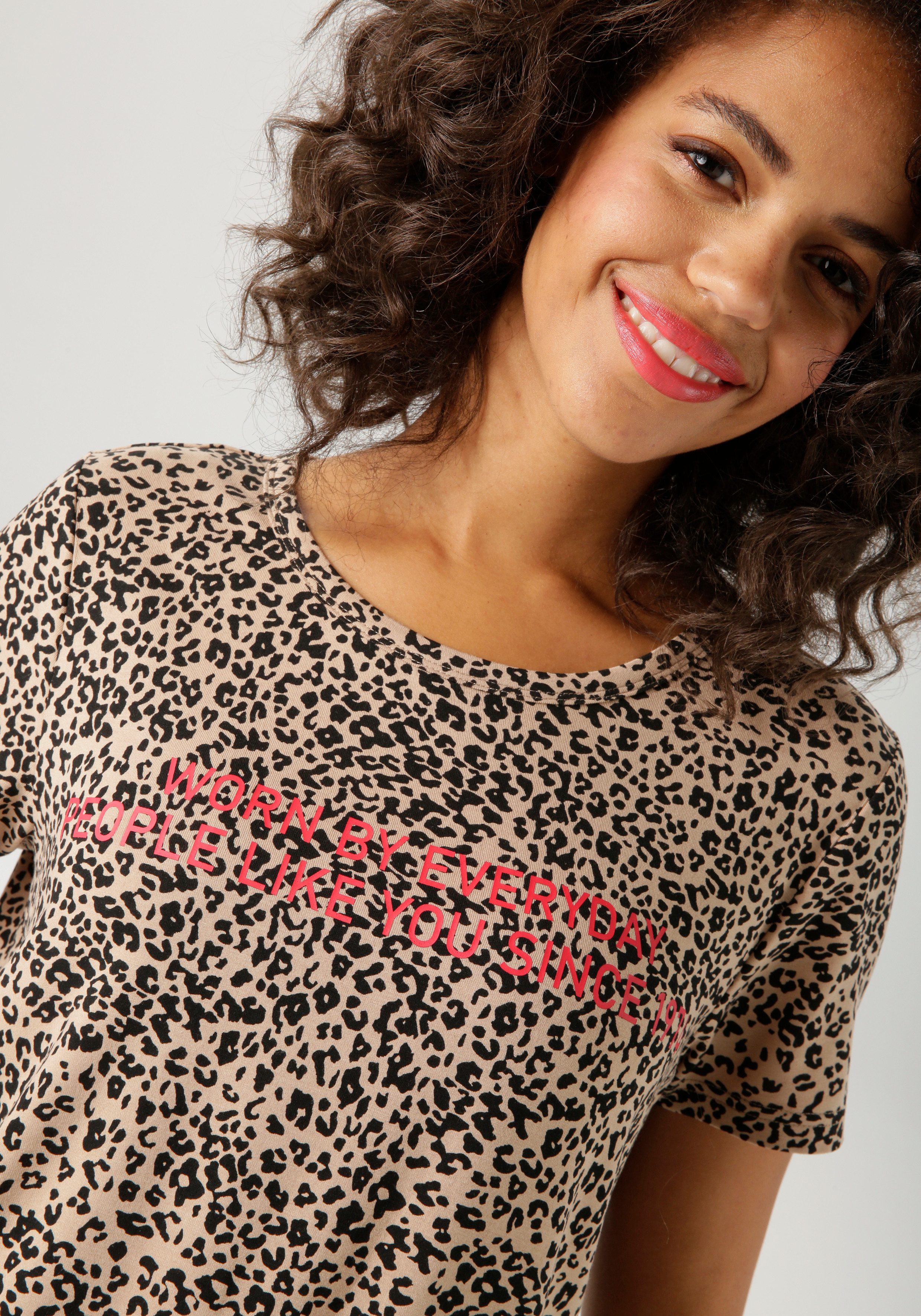 Aniston CASUAL T-Shirt im Leo-Print mit Statement-Schriftzug – Bild 4 von 5