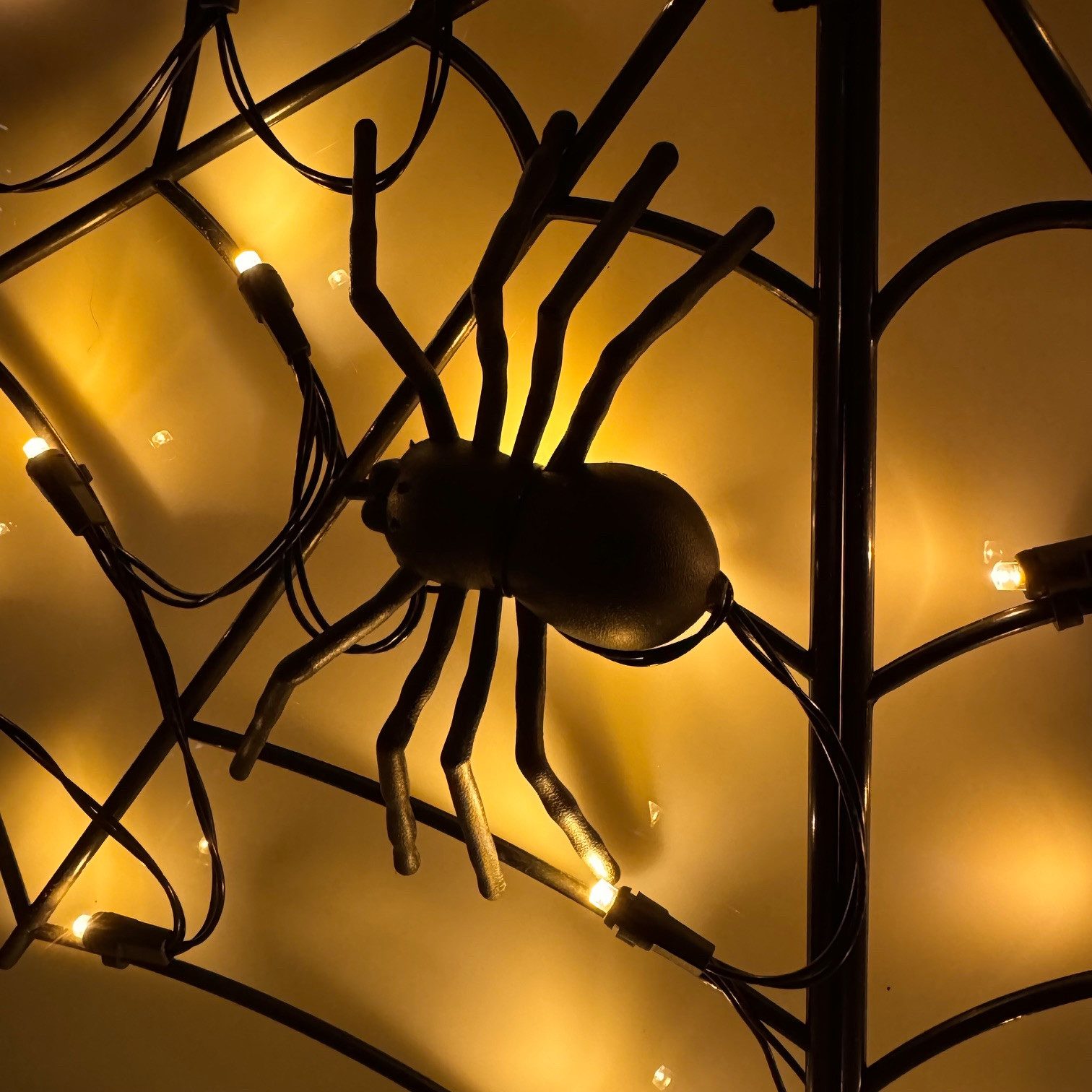 Online-Fuchs LED-Lichterkette mit Spinnennetz für den Außenbereich - Halloween Dekoration Outdoor, inklusive 6-Stunden Timerfunktion