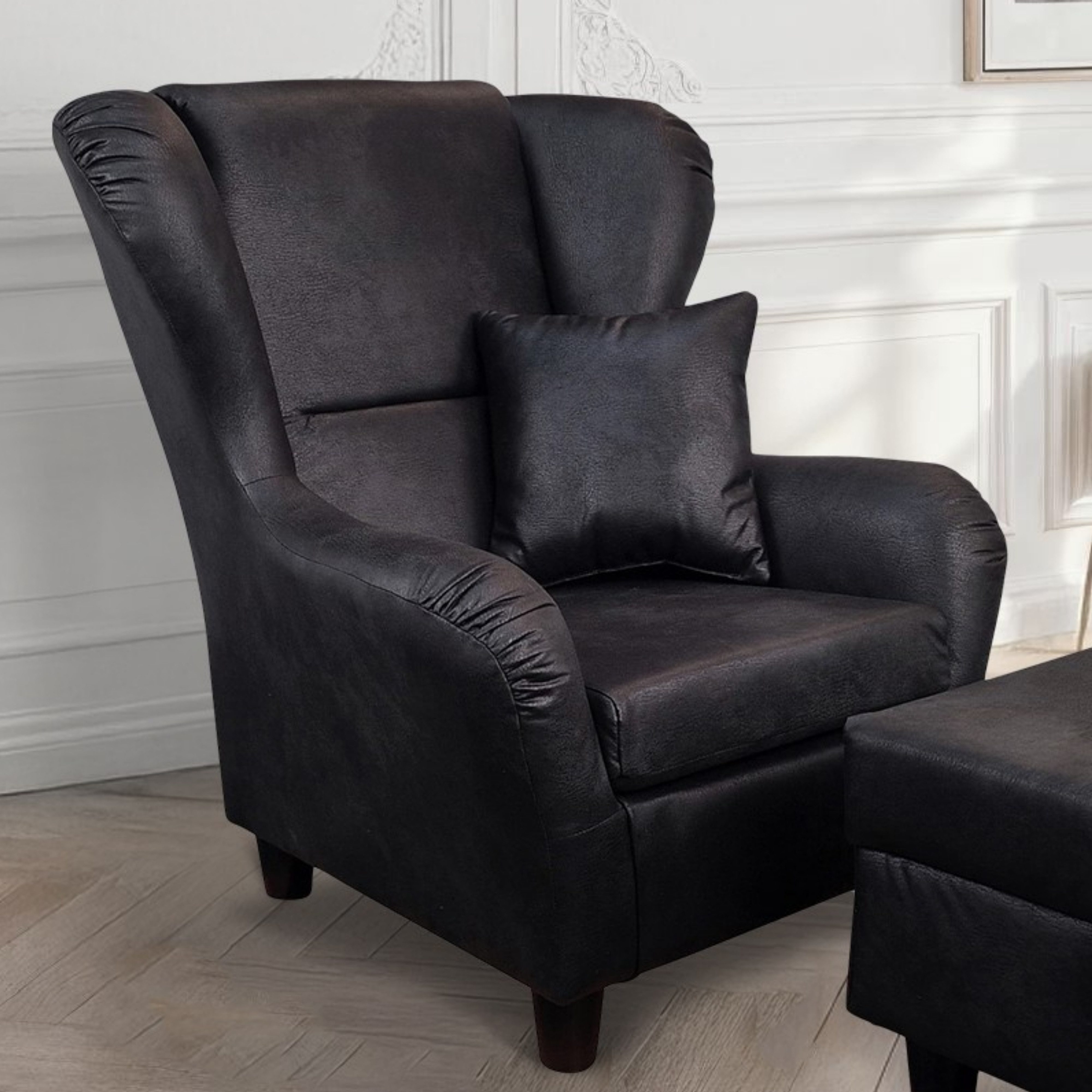 luma-home Ohrensessel 18007 (mit Hocker und Zierkissen, Wellenunterfederung, mit Echtholzfüßen, B90/H98/T76 cm), Lesesessel mit Mikrofaserstoff in Leder-Optik Vintage Schwarz