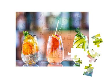 puzzleYOU Puzzle Gin-Tonic-Cocktails in Gläsern auf Bar-Theke, 48 Puzzleteile, puzzleYOU-Kollektionen Cocktails