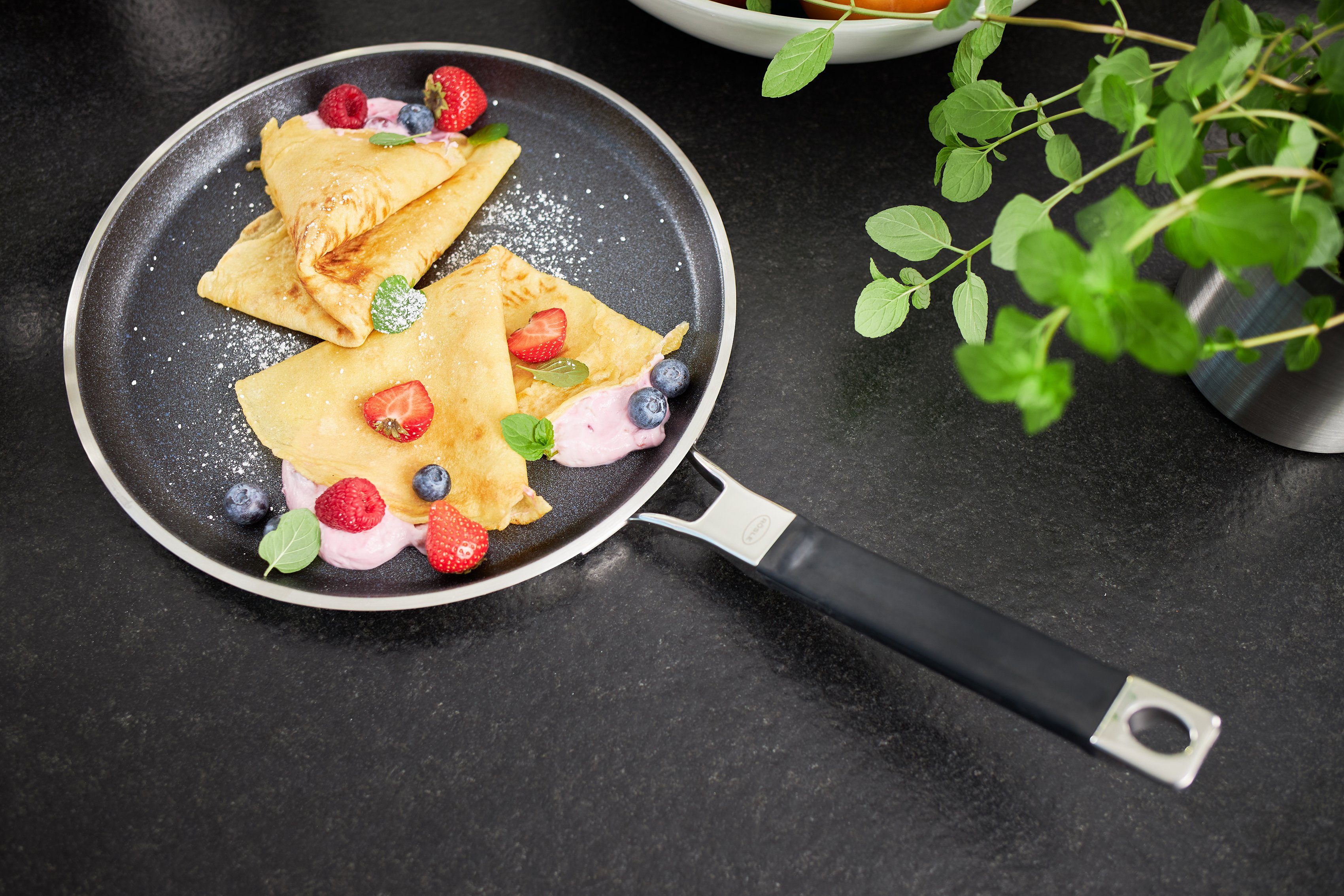 RÖSLE Crêpepfanne SILENCE PRO, Edelstahl 18/10 (1-tlg), Premium-Antihaftversiegelung, spülmaschinengeeignet, Ø 28cm, Induktion
