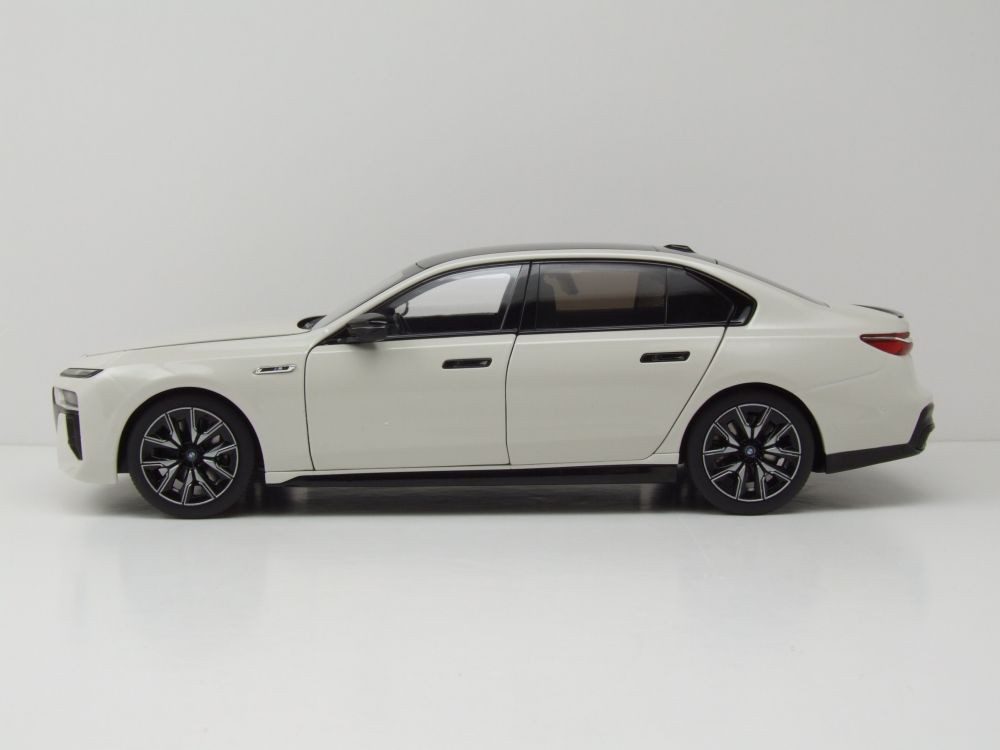 Minichamps Modellauto BMW i7 M70 (G70) 2024 weiß metallic, Maßstab 1:18