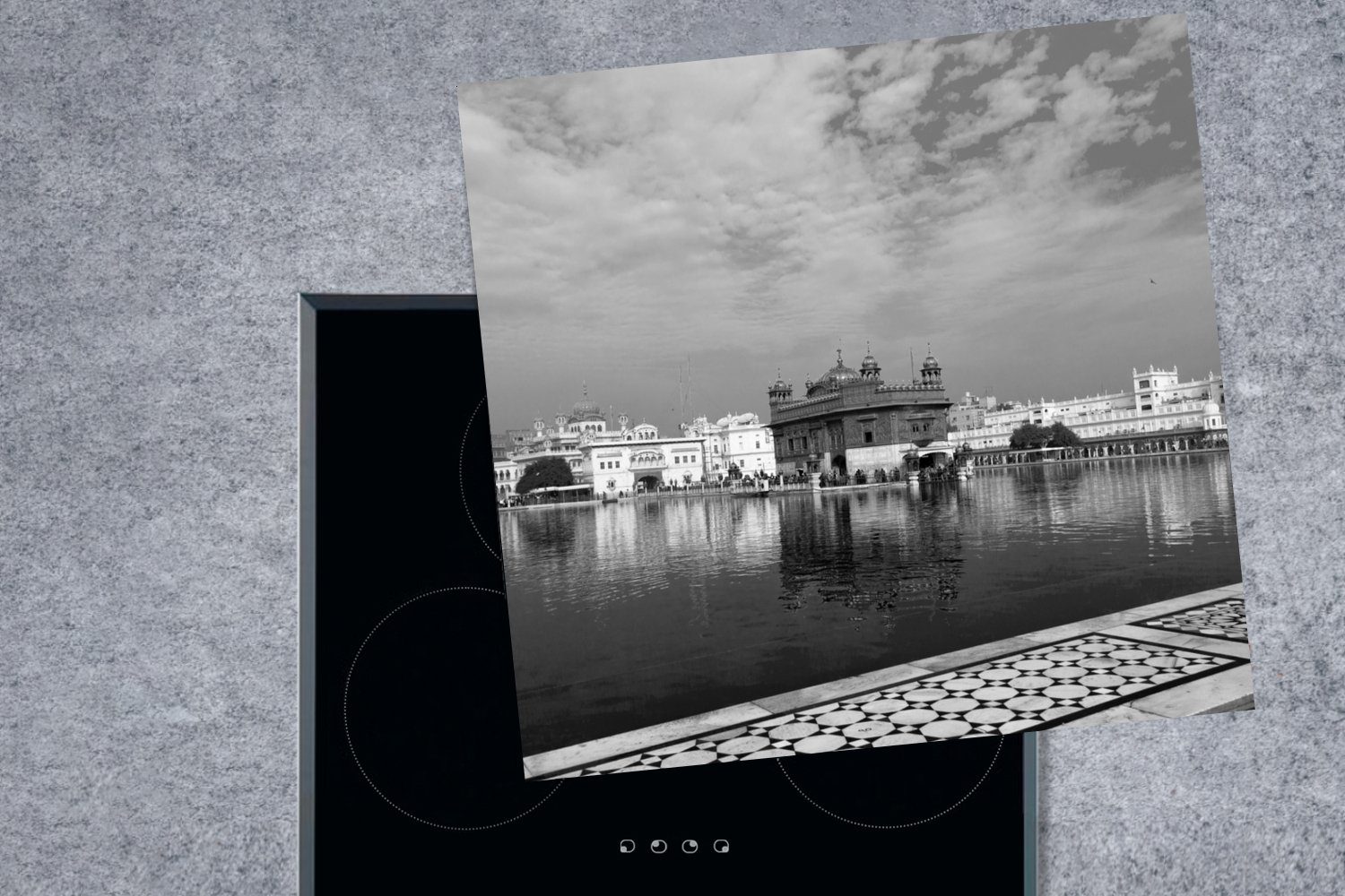 MuchoWow Herdblende-/Abdeckplatte Tempel (1 cm, mit 78x78 Schwarz-Weiß-Bild Ceranfeldabdeckung, Amritsar, für Arbeitsplatte Wasser küche tlg), in um den rund Goldenen Vinyl