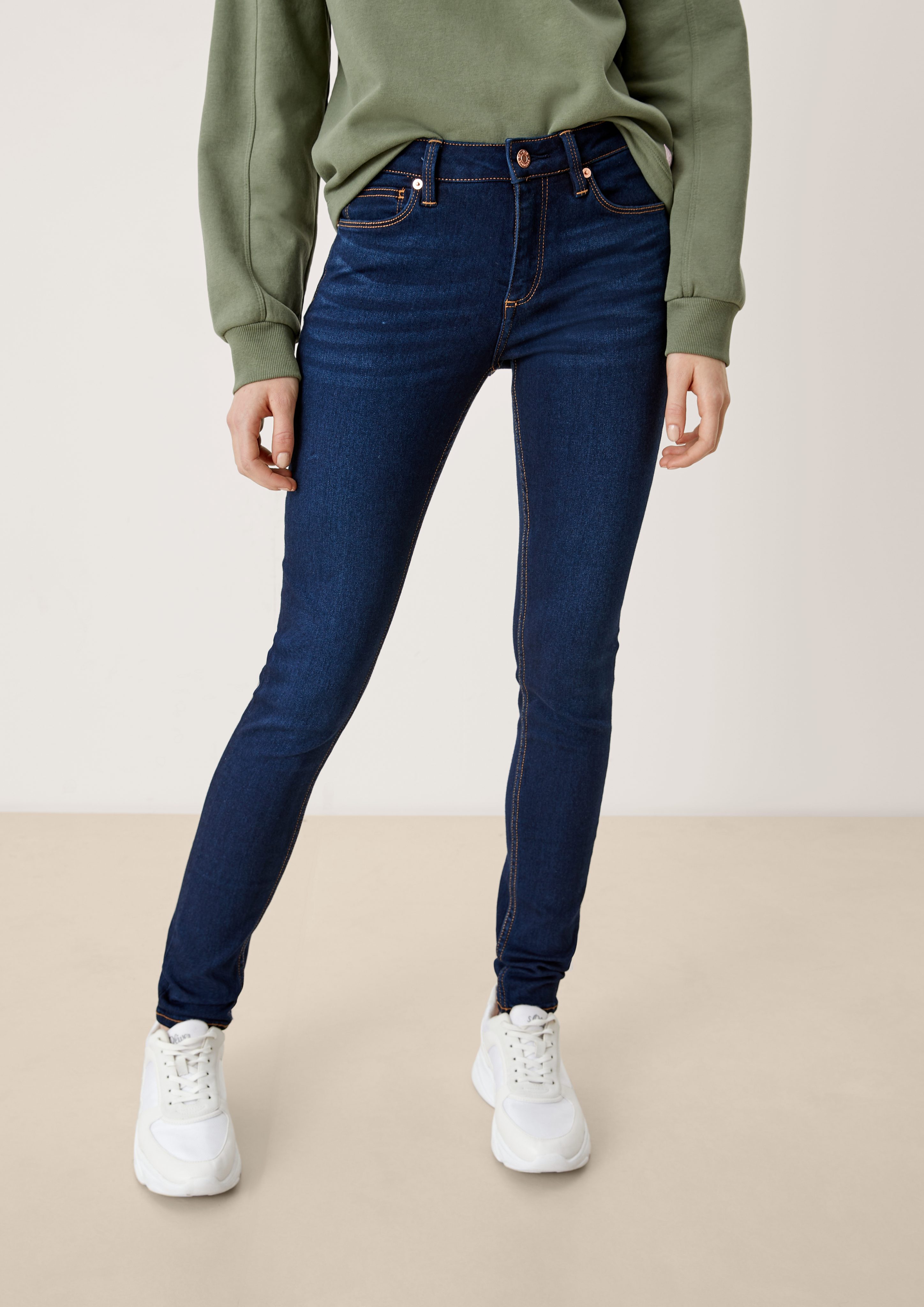 QS Damen Jeans – Slim Fit Mit Capri-Bein, Elastischer Denim, Mid-Rise Bund