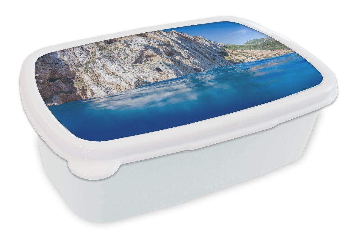 MuchoWow Lunchbox Der Blick auf das blaue Meer und die Klippen von Masua, Kunststoff, (2-tlg), Brotbox für Kinder und Erwachsene, Brotdose, für Jungs und Mädchen weiß