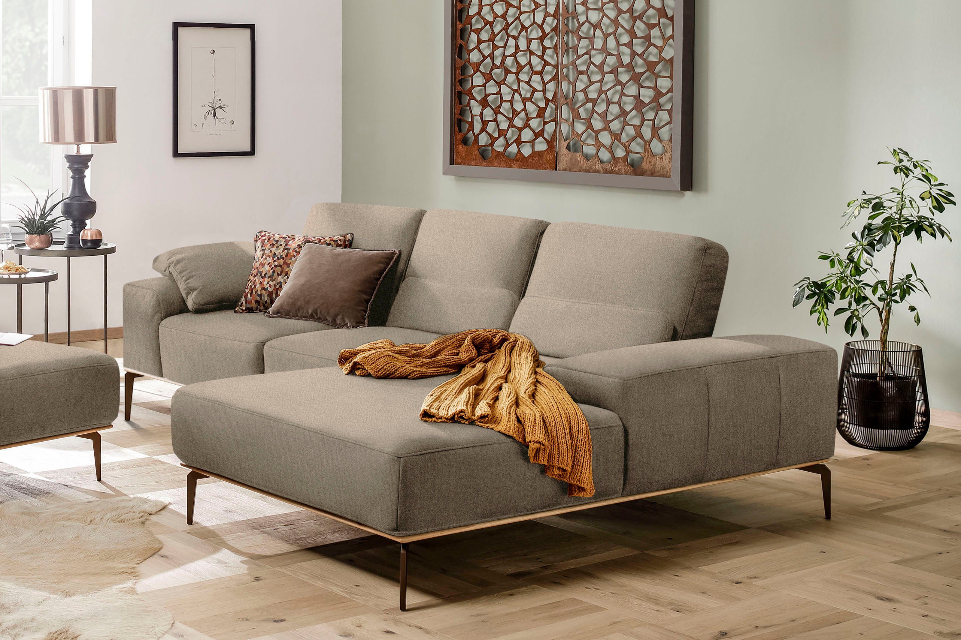 W.SCHILLIG Ecksofa run, Designsofa mit tollem Sitzkomfort, bequem, L-Form, mit Holzsockel, Füße in Bronze pulverbeschichtet, Breite 279 cm
