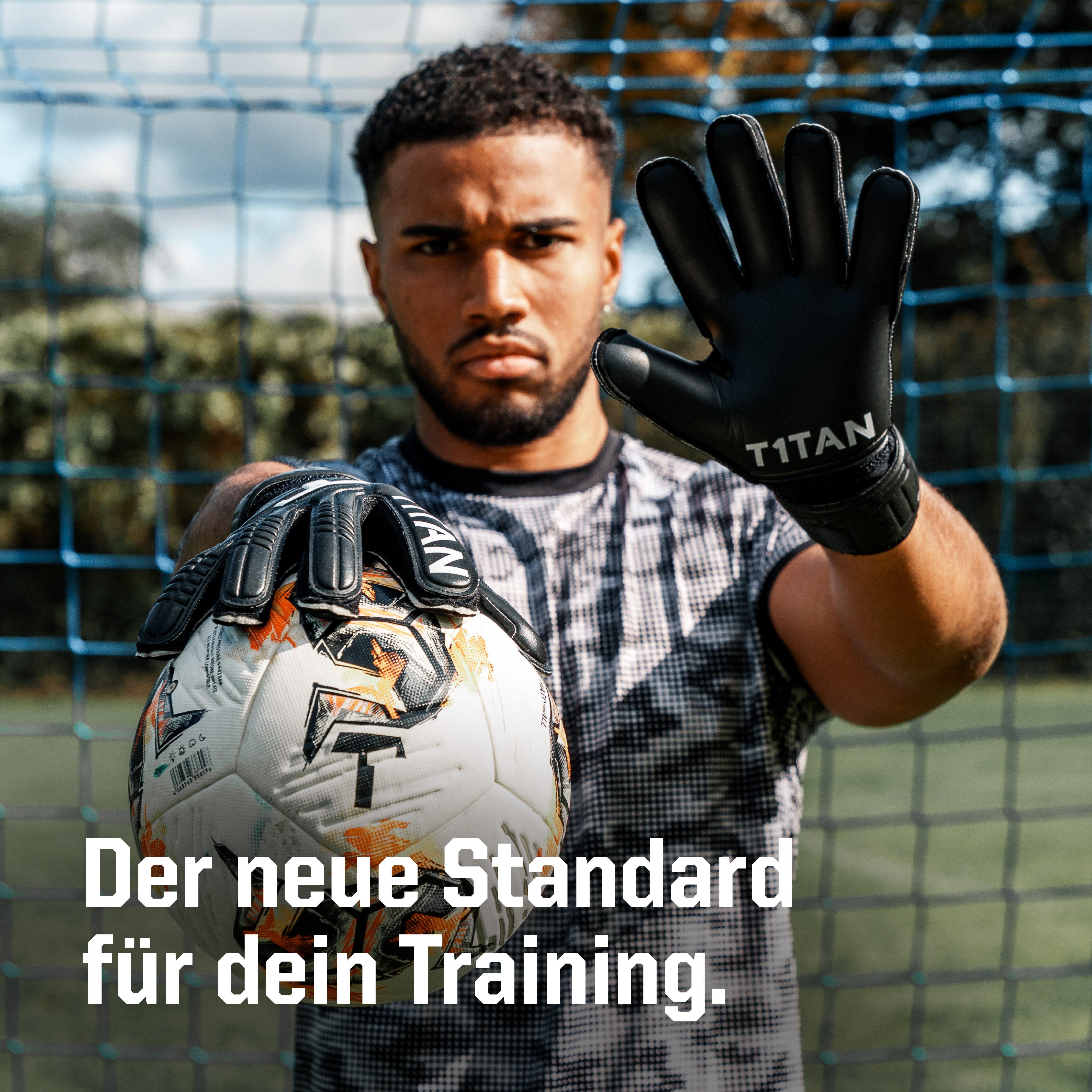 T1TAN Torwarthandschuhe Erwachsene, CLASSIC Black-Out, Größe 6-11