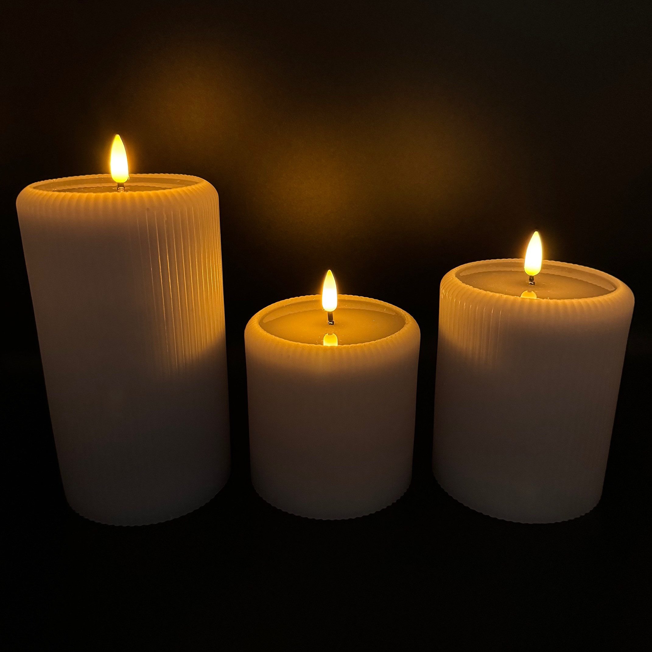 Online-Fuchs LED-Kerze 3 moderne LED Stumpenkerzen XL mit spiegelnder Flamm günstig online kaufen