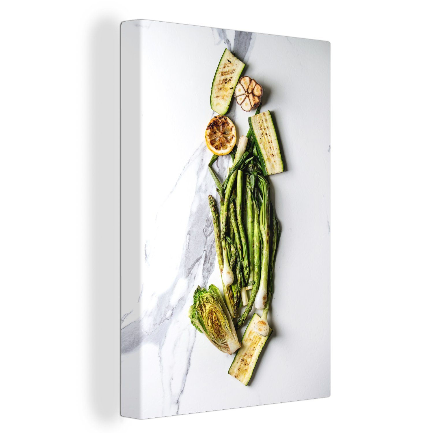 OneMillionCanvasses® Leinwandbild Draufsicht auf Essen mit gegrilltem Gemüse auf weißem Hintergrund, (1 St), Leinwandbild fertig bespannt inkl. Zackenaufhänger, Gemälde, 20x30 cm