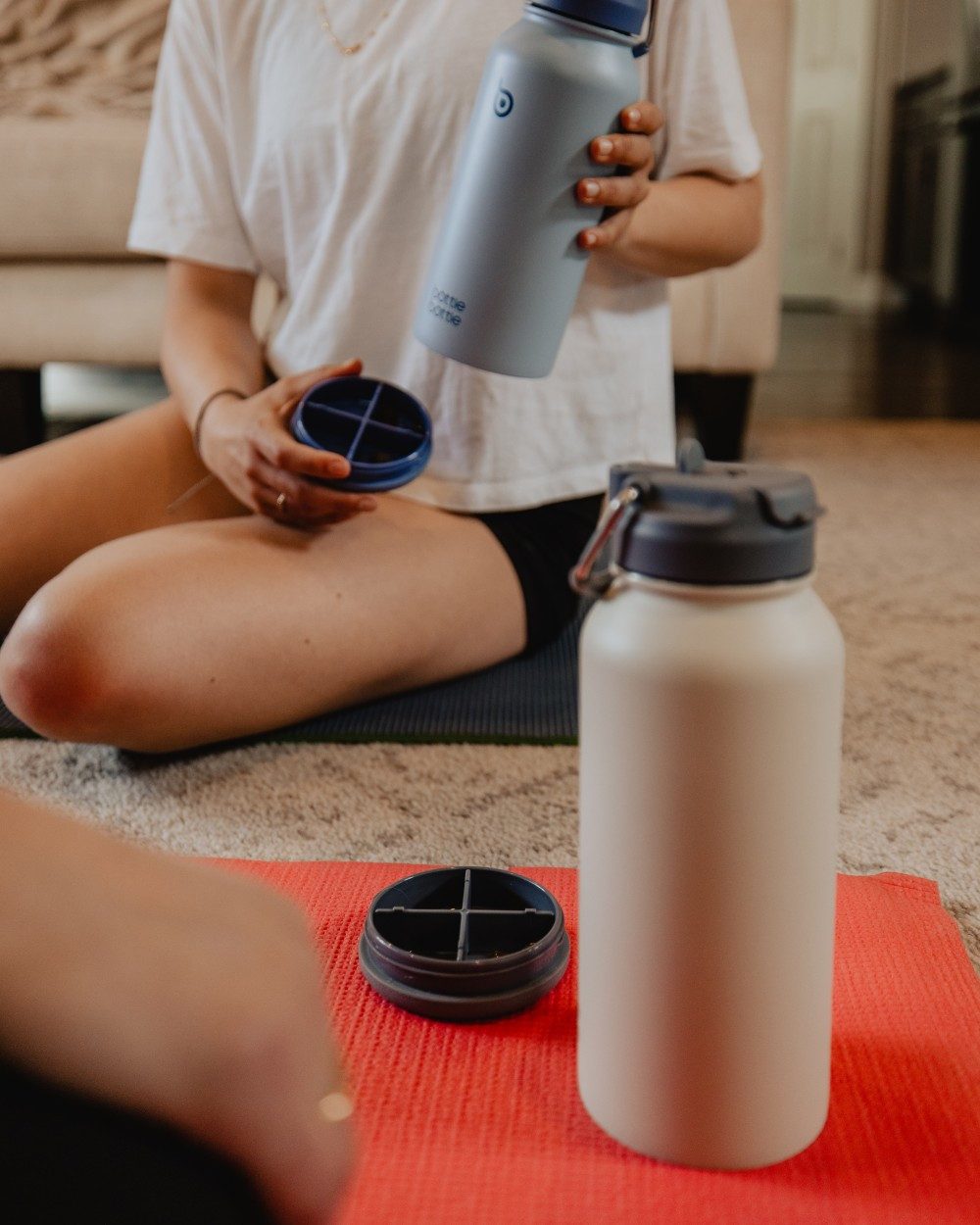 BOTTLE BOTTLE Trinkflasche Edelstahl Trinkflasche mit Strohhalm, auslaufsichere Isolierflasche, für Sport & Fitnessstudio, mit Pillenfach, doppelwandig