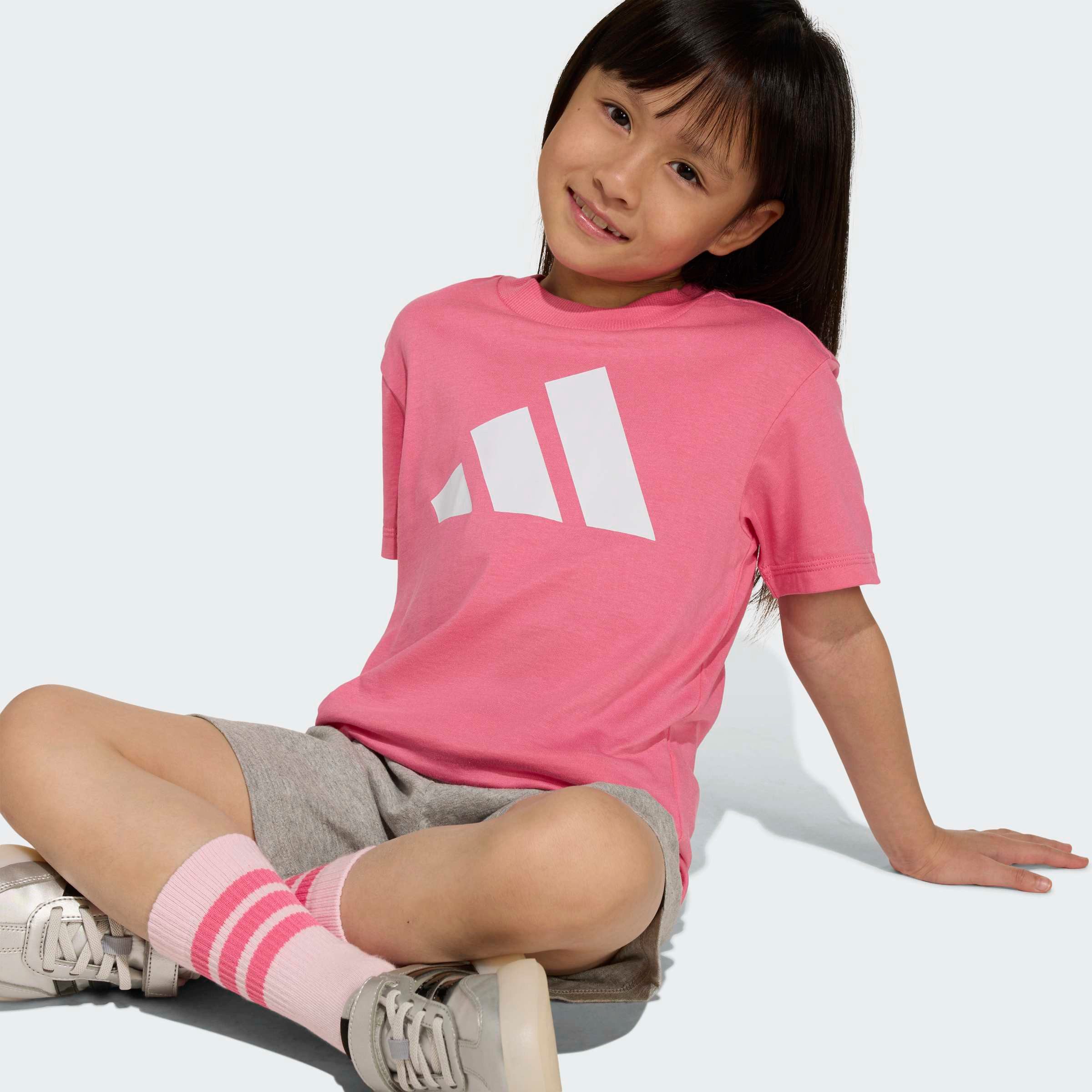 adidas Sportswear Trainingsanzug ESSENTIALS KIDS -SET (2-tlg), für Kinder, zweiteilig, aus Baumwolle – Bild 5 von 5