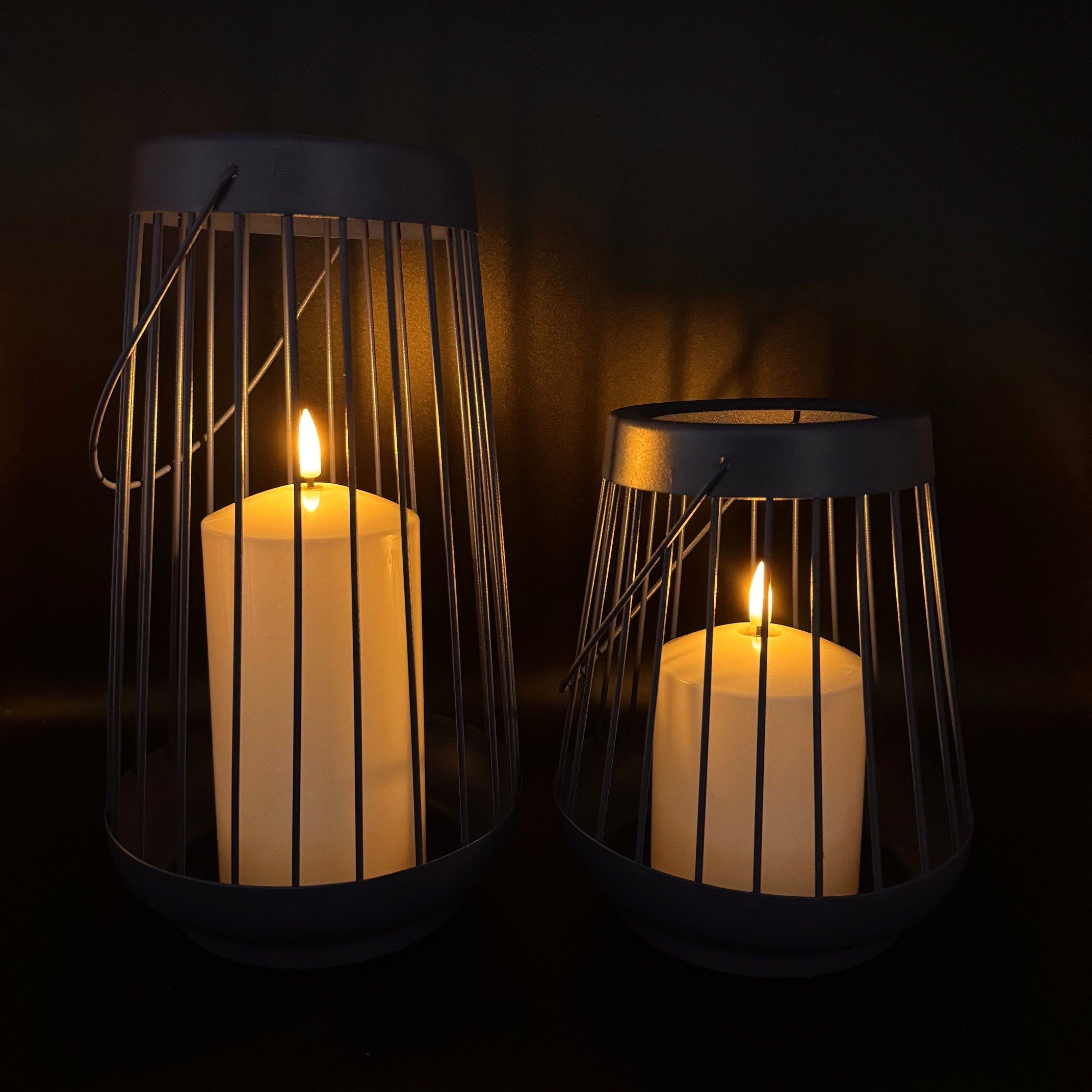 Online-Fuchs LED Laterne - 2 Фонари aus Metall im Set mit großer LED-Kerze - Outdoor Deko, für draußen geeignet - wetterfest, warmweiße LED-Flammen, 18 und 25 cm hoch