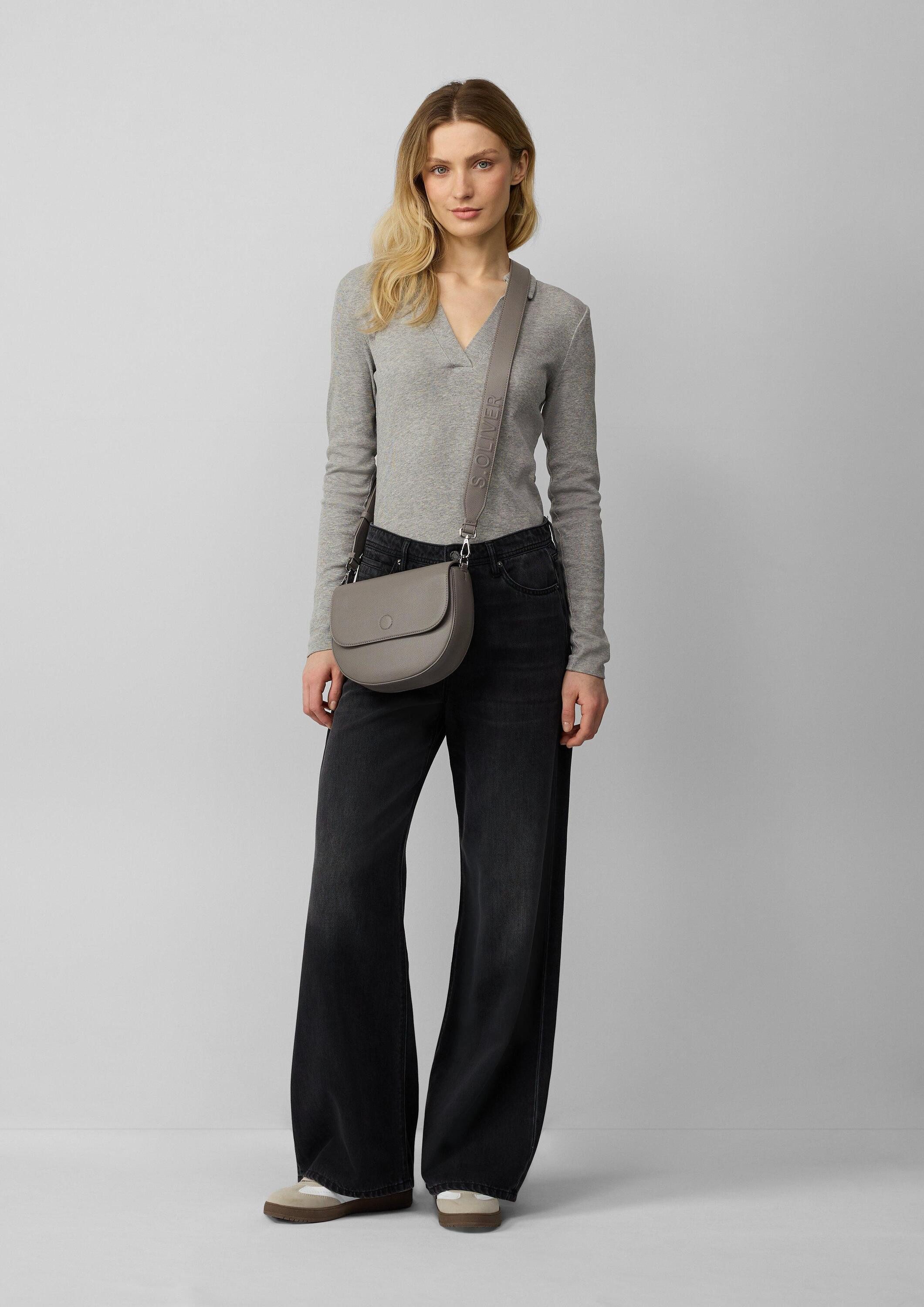 s.Oliver Umhängetasche Tasche, Crossbody-Bag mit Logo-Detail und Überschlag mit Magnetknopf