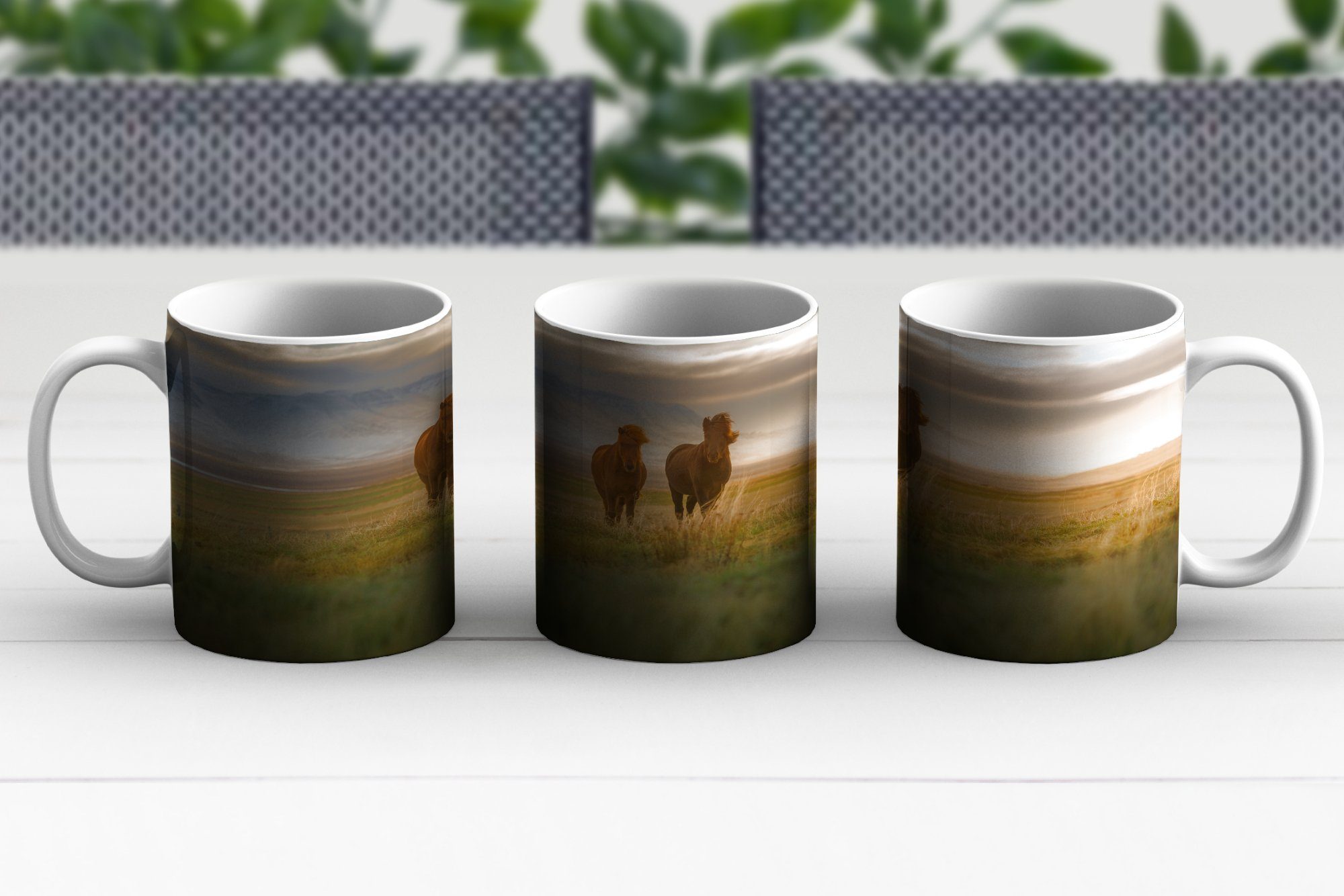 Keramik, Geschenk MuchoWow einer Kaffeetassen, Wiese Becher, auf Teetasse, Teetasse, grünen Tasse Isländerpferde Sonnenuntergang, bei