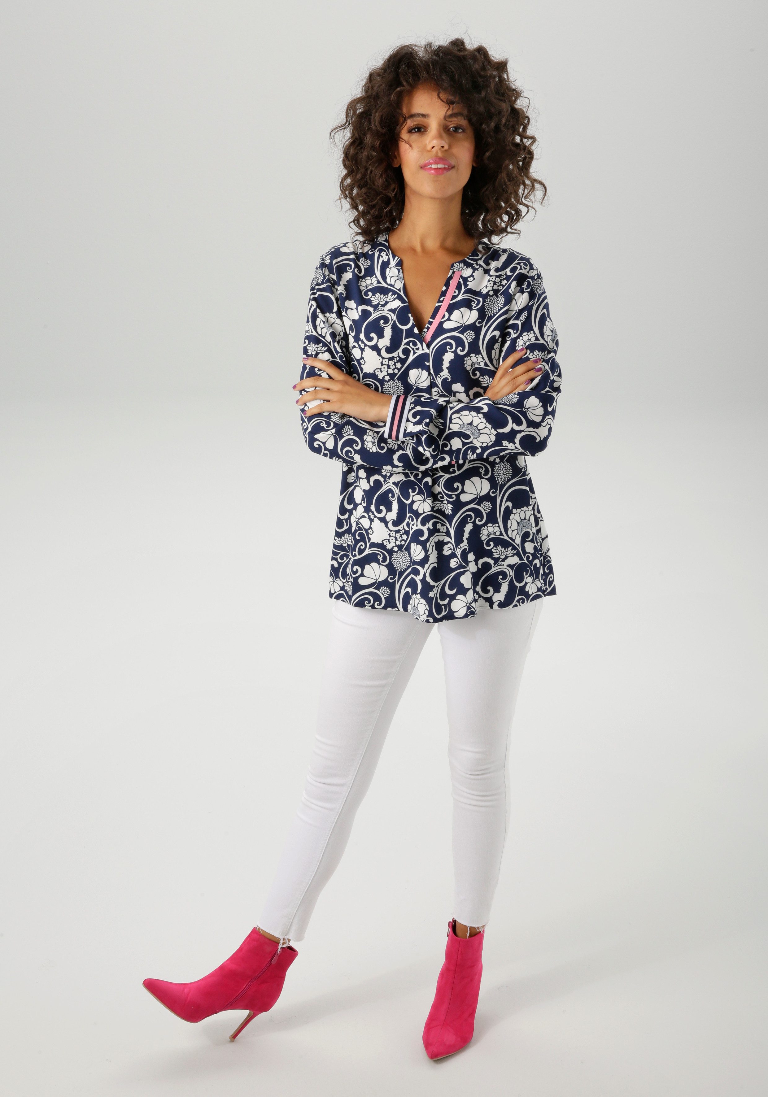 Aniston CASUAL Schlupfbluse mit fantasievollem, grafischen Blumendruck – Bild 4 von 5