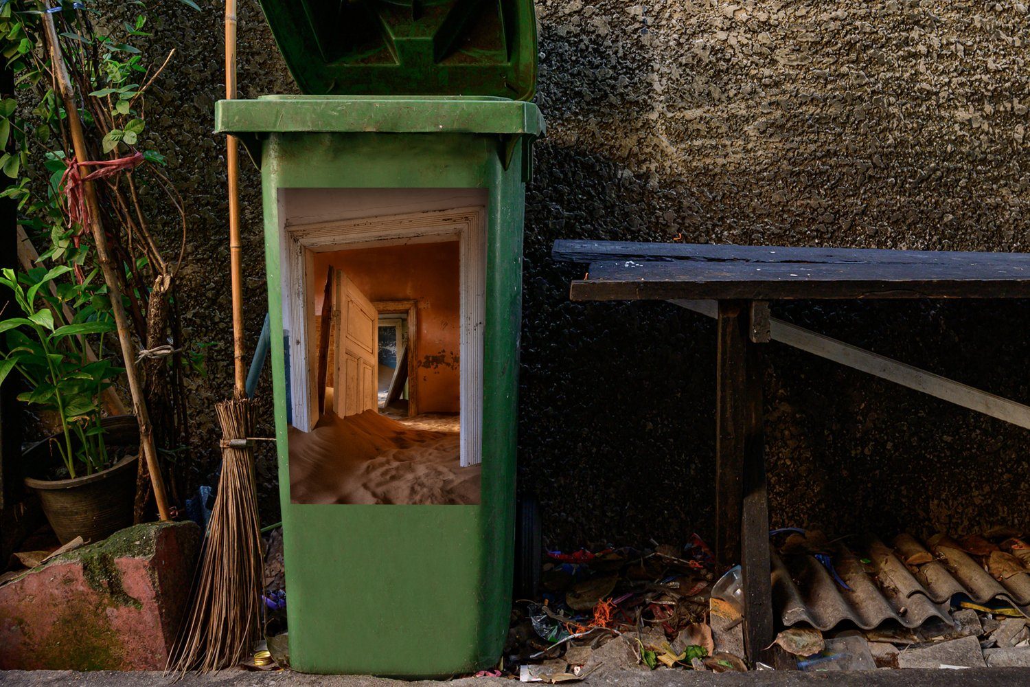 MuchoWow Wandsticker - Tür Haus Container, Sticker, St), Sand - - Mülleimer-aufkleber, Architektur (1 Mülltonne, Abfalbehälter