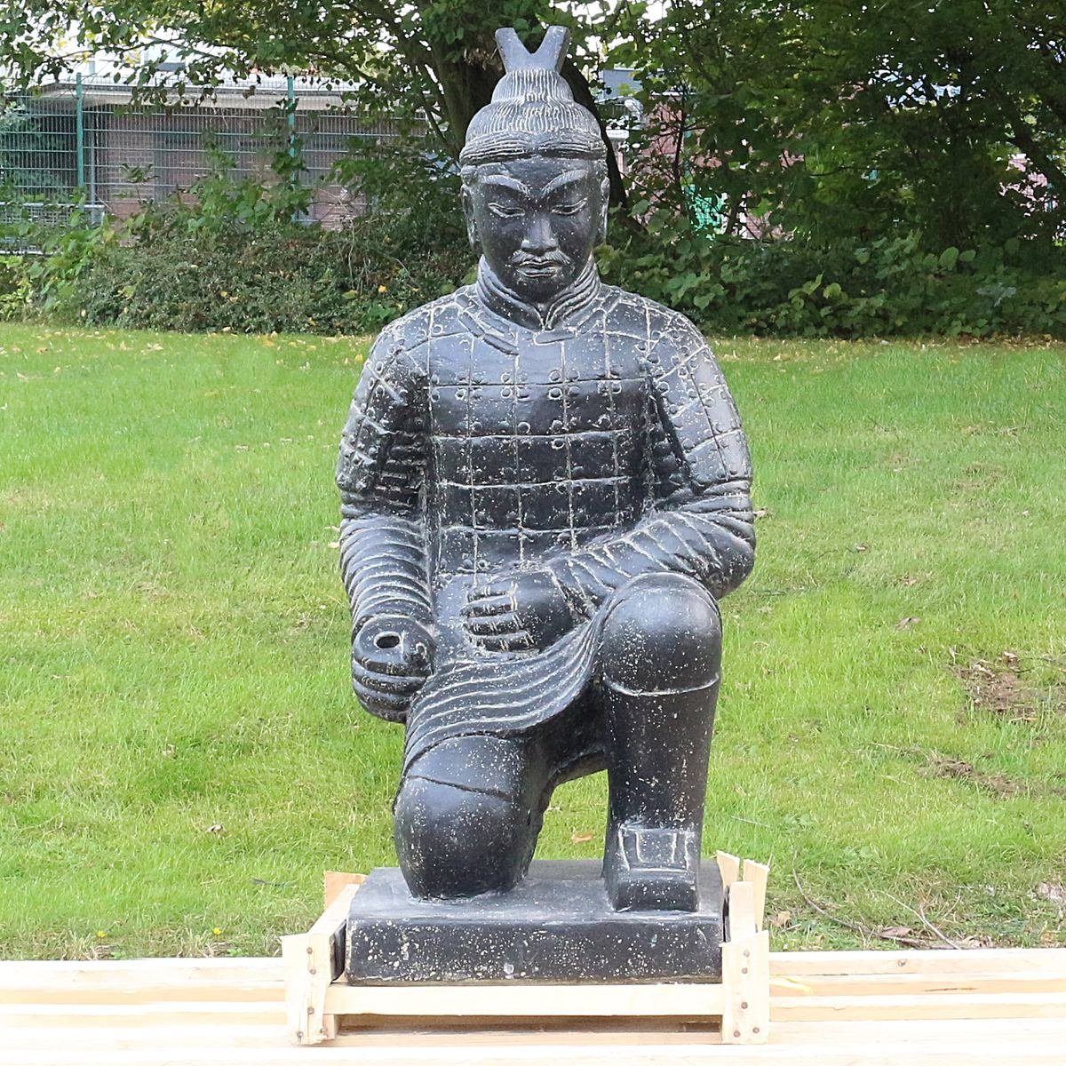 Oriental Galerie Dekofigur Samurai Krieger aus Stein Gartenfigur sitzend 100 cm (1 St), traditionelle Herstellung in Handarbeit im Ursprungsland