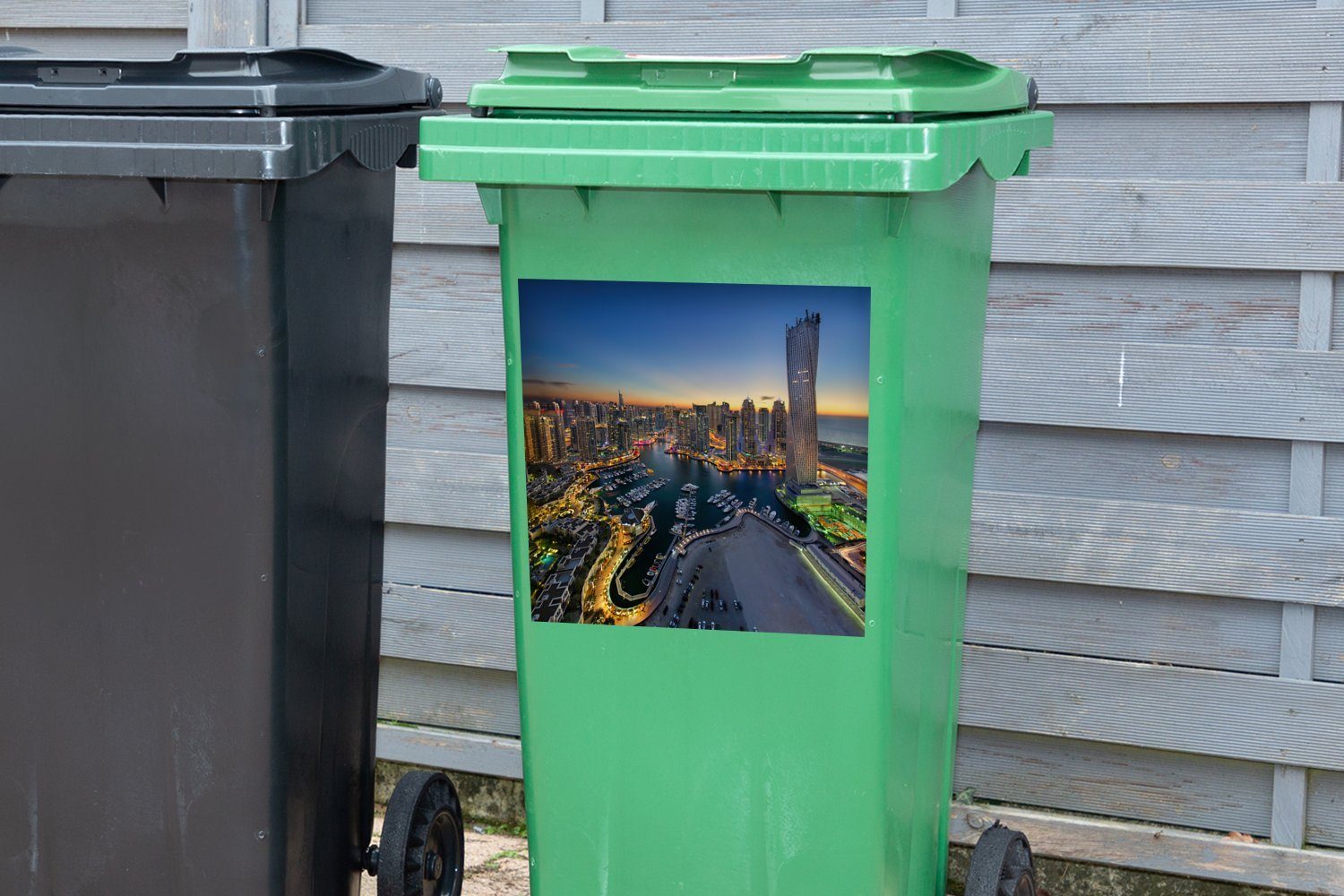 MuchoWow Wandsticker Foto von Dubai Mülleimer-aufkleber, Container, Sticker, Marina St), Abfalbehälter Mülltonne, Nacht (1 bei